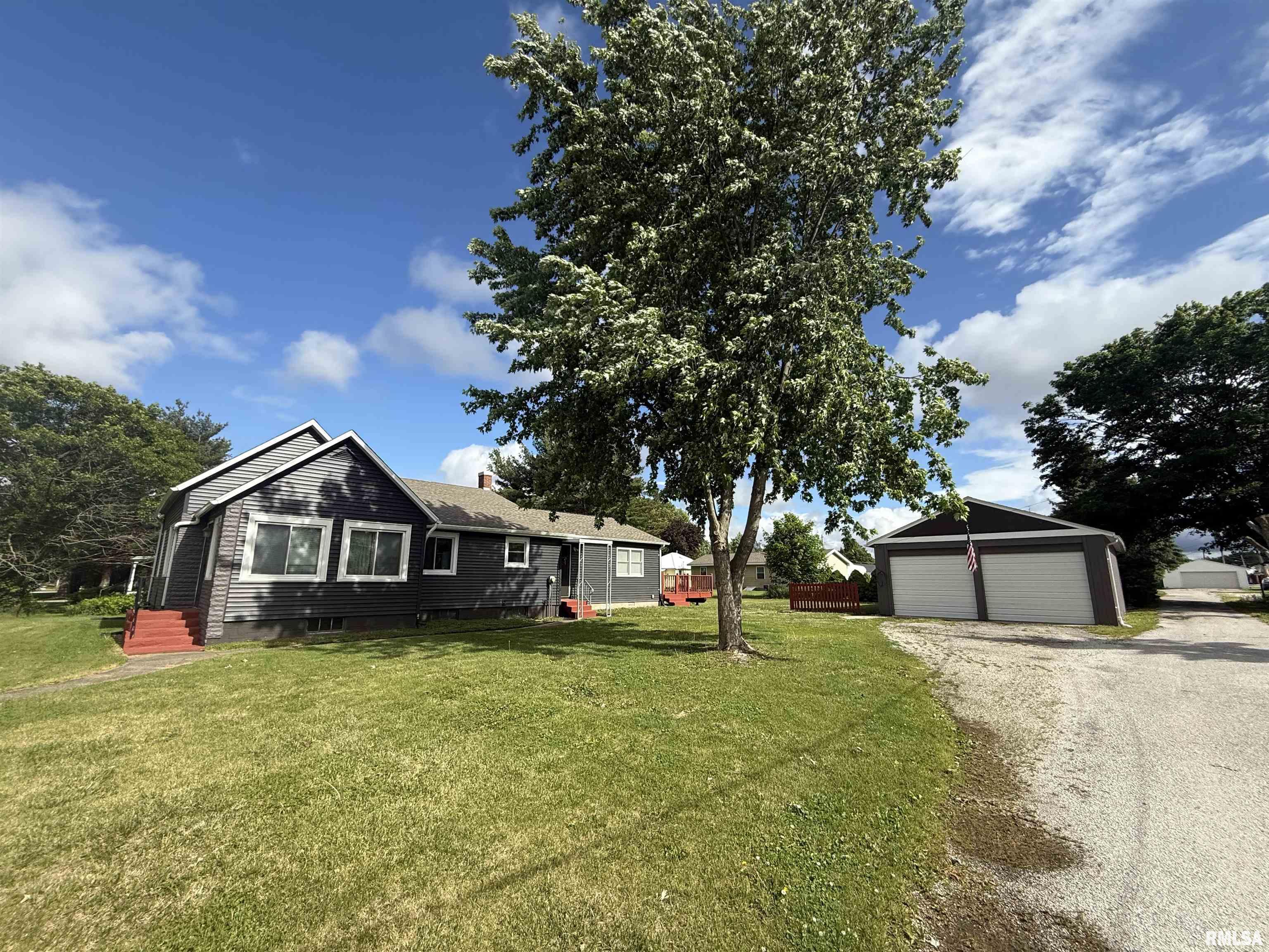 130 E Maple Street, Roseville, Illinois image 2