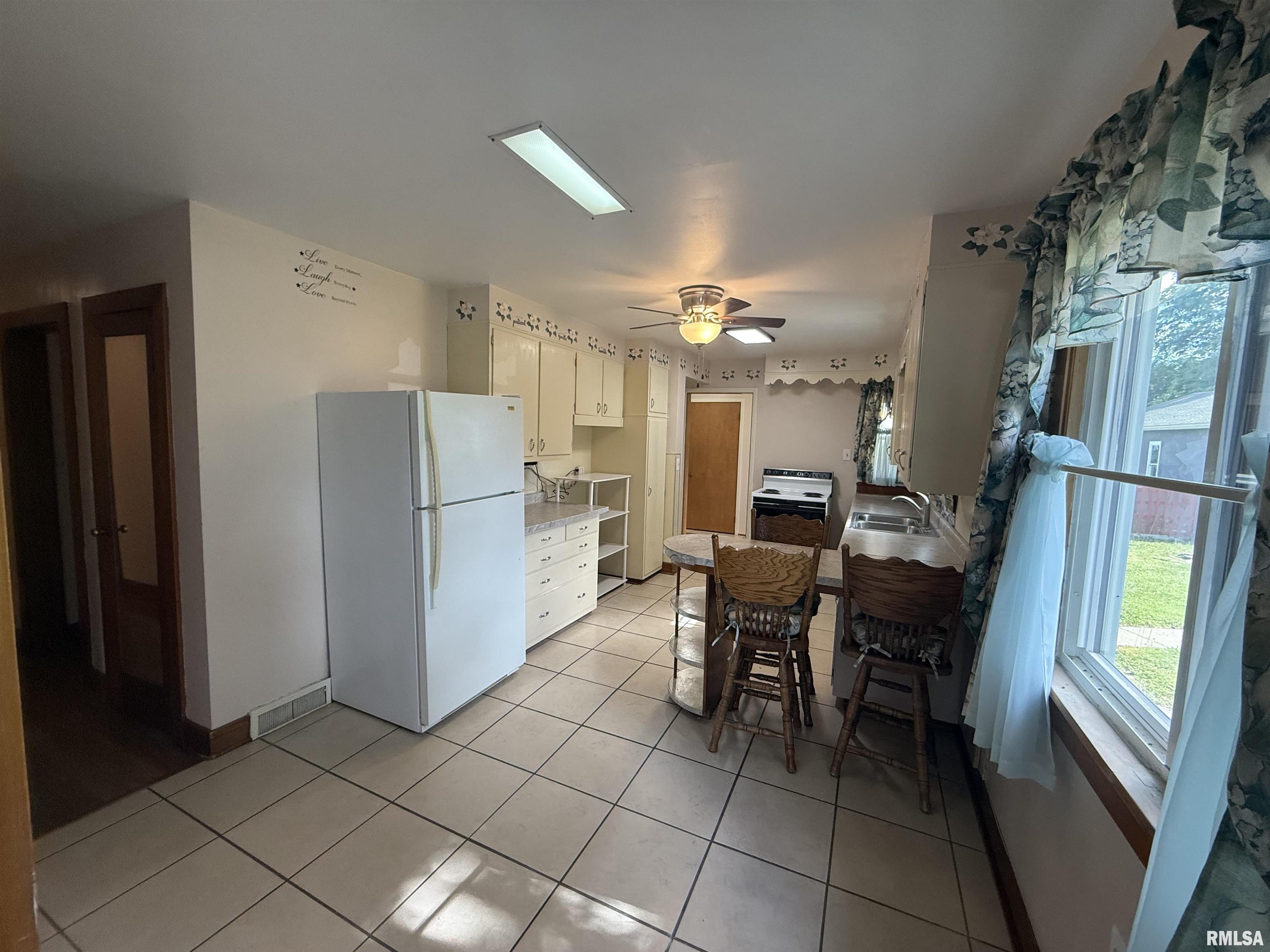 130 E Maple Street, Roseville, Illinois image 12