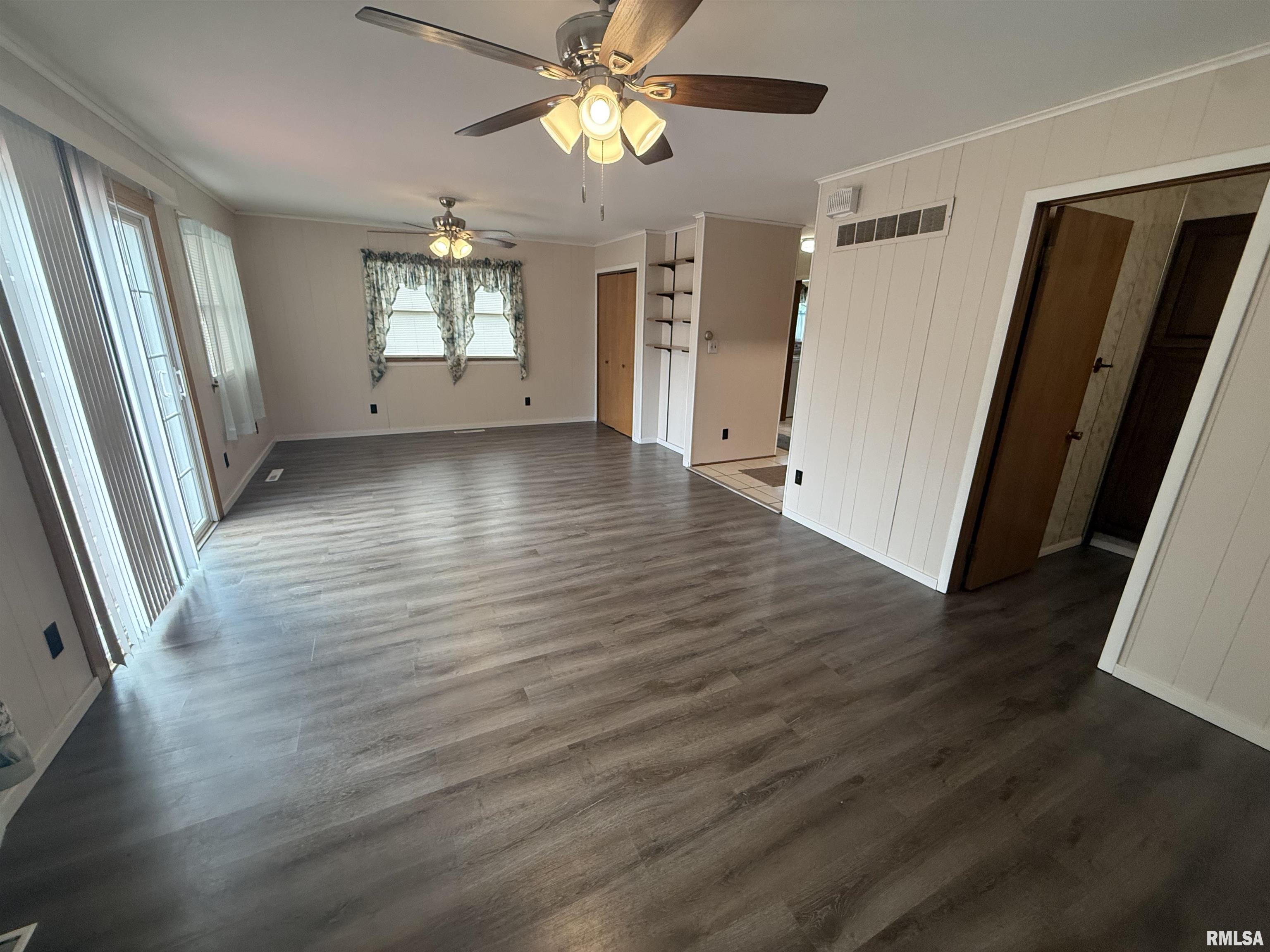 130 E Maple Street, Roseville, Illinois image 15