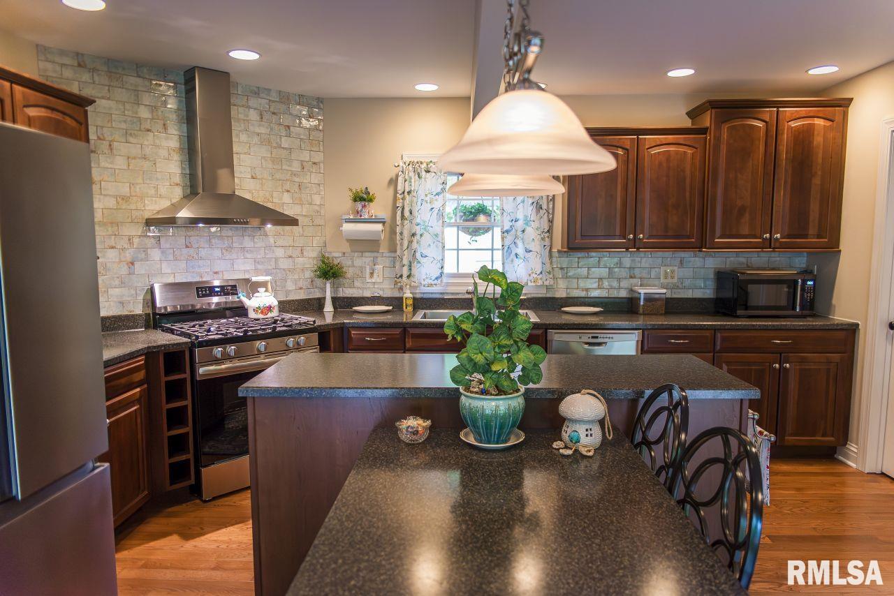 825 Ridgewood Drive, Quincy, Illinois image 3