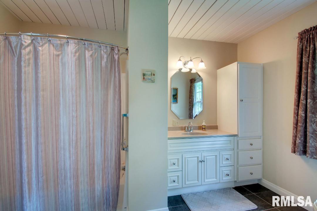 825 Ridgewood Drive, Quincy, Illinois image 16