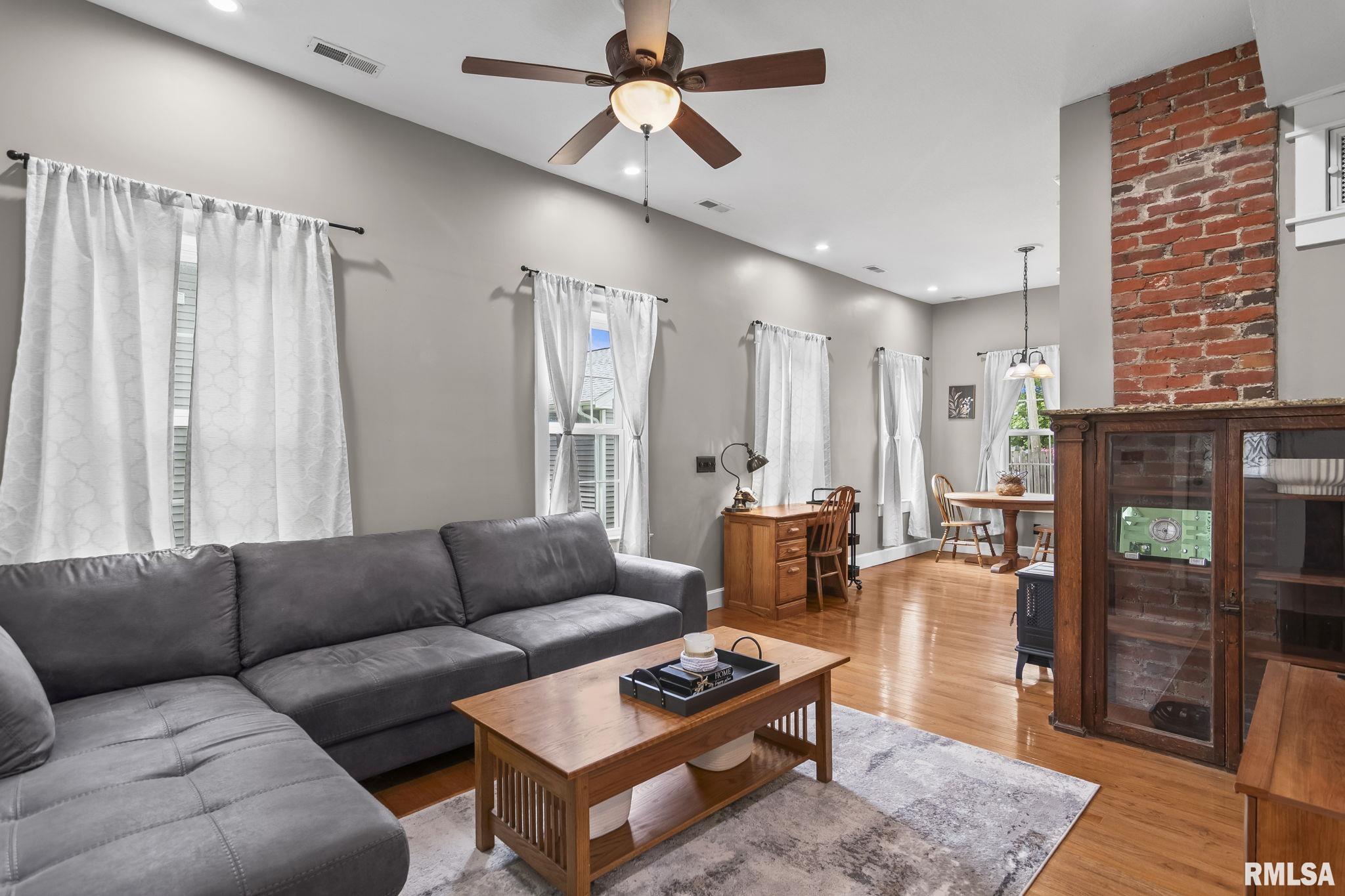 910 W Van Buren Street, Auburn, Illinois image 3