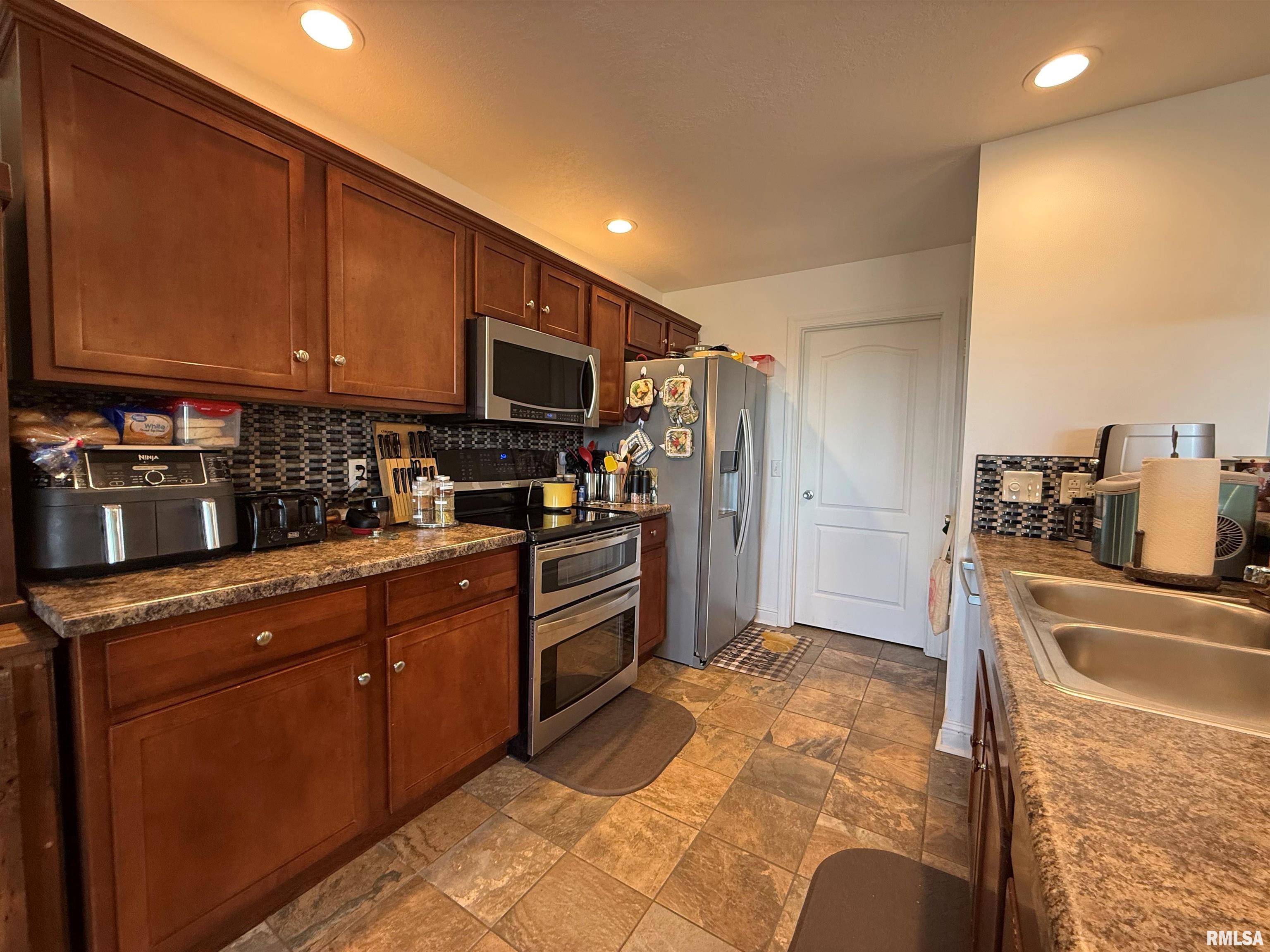 309 Scotch Pine Drive, Macomb, Illinois image 12