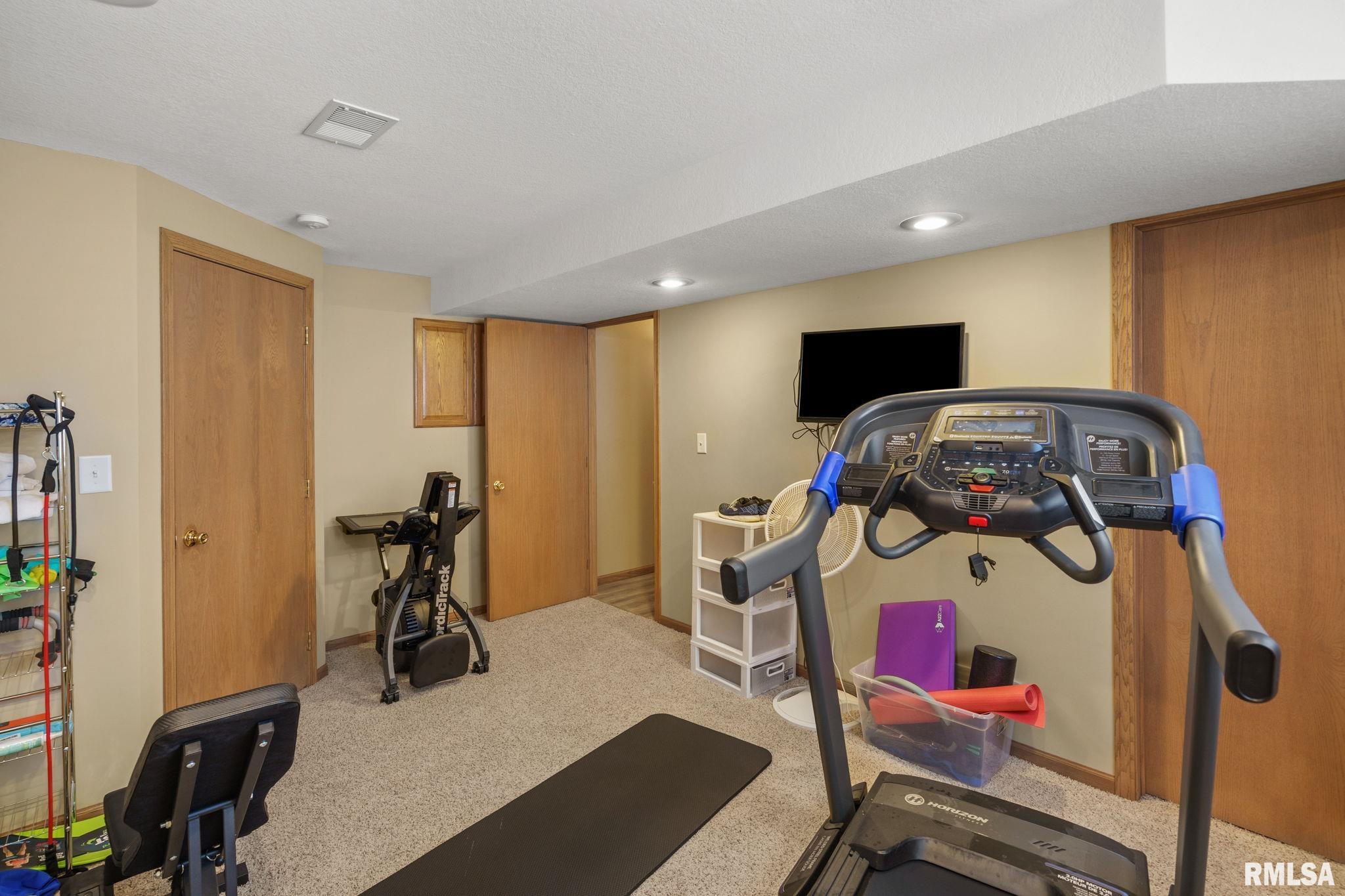 2025 Ashford Road, Bettendorf, Iowa image 32