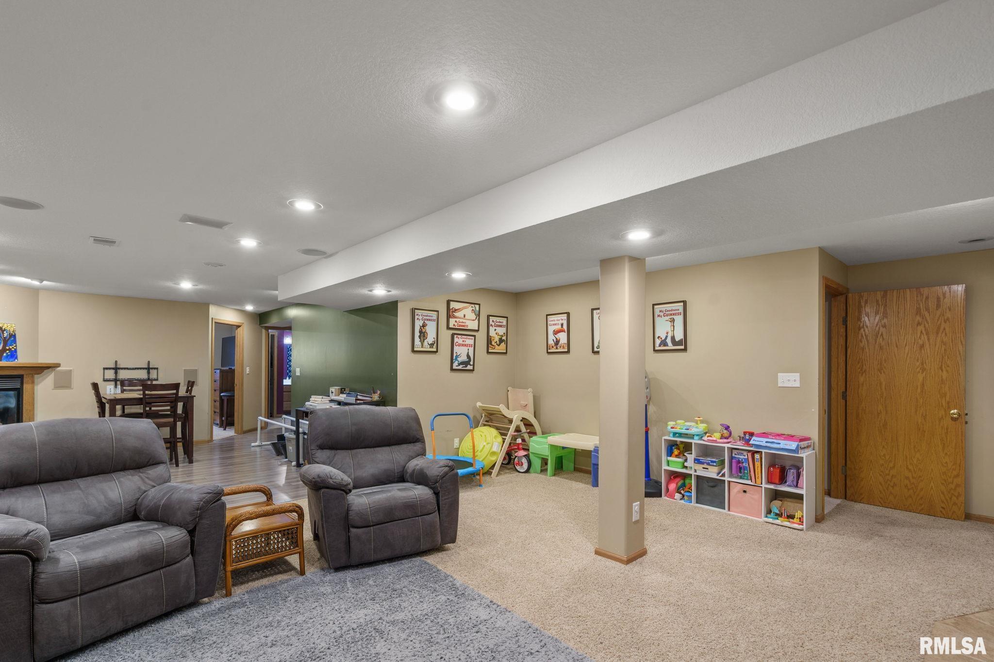 2025 Ashford Road, Bettendorf, Iowa image 26