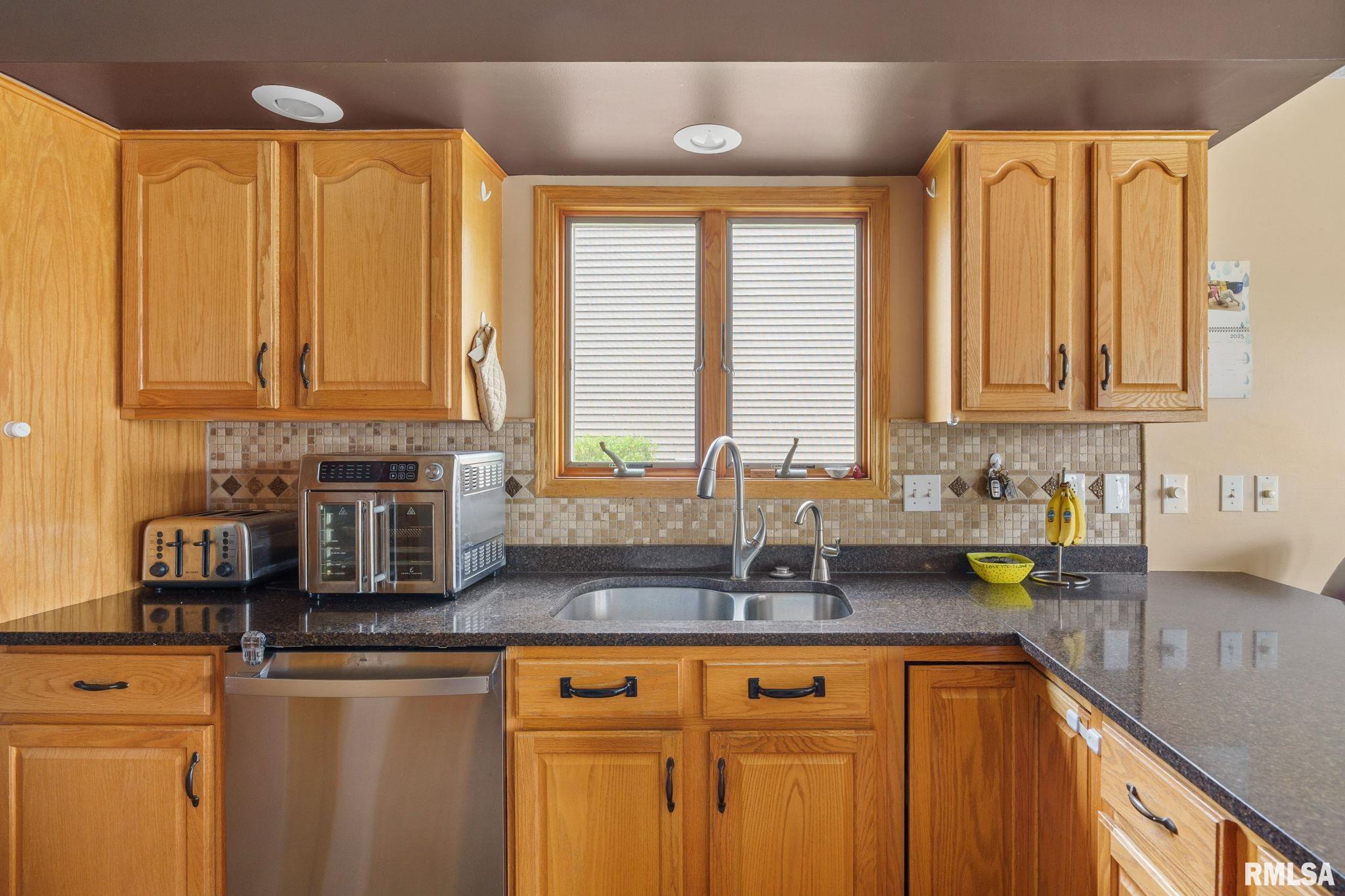 2025 Ashford Road, Bettendorf, Iowa image 13