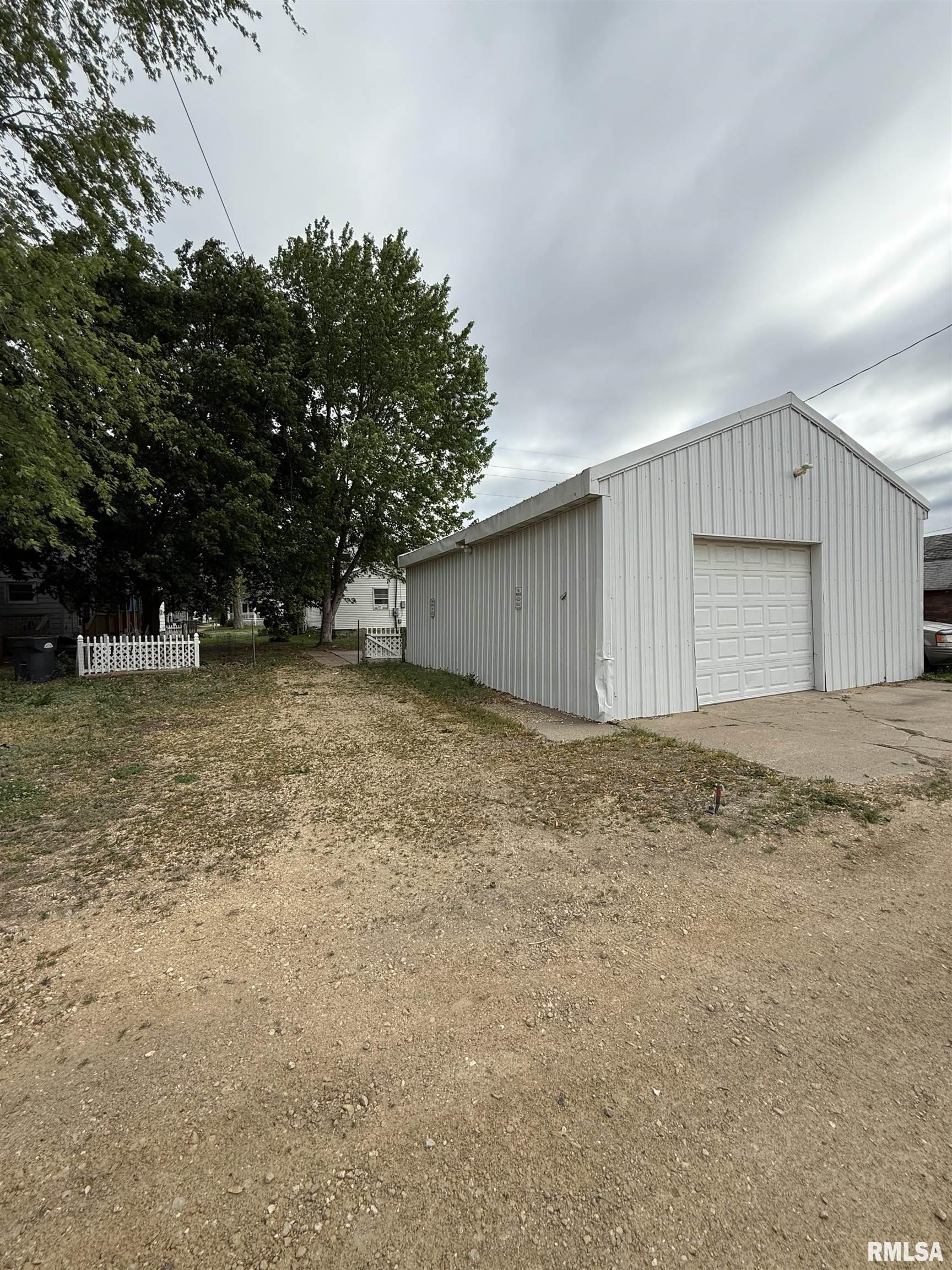 237 1st Avenue, Clinton, Iowa image 21