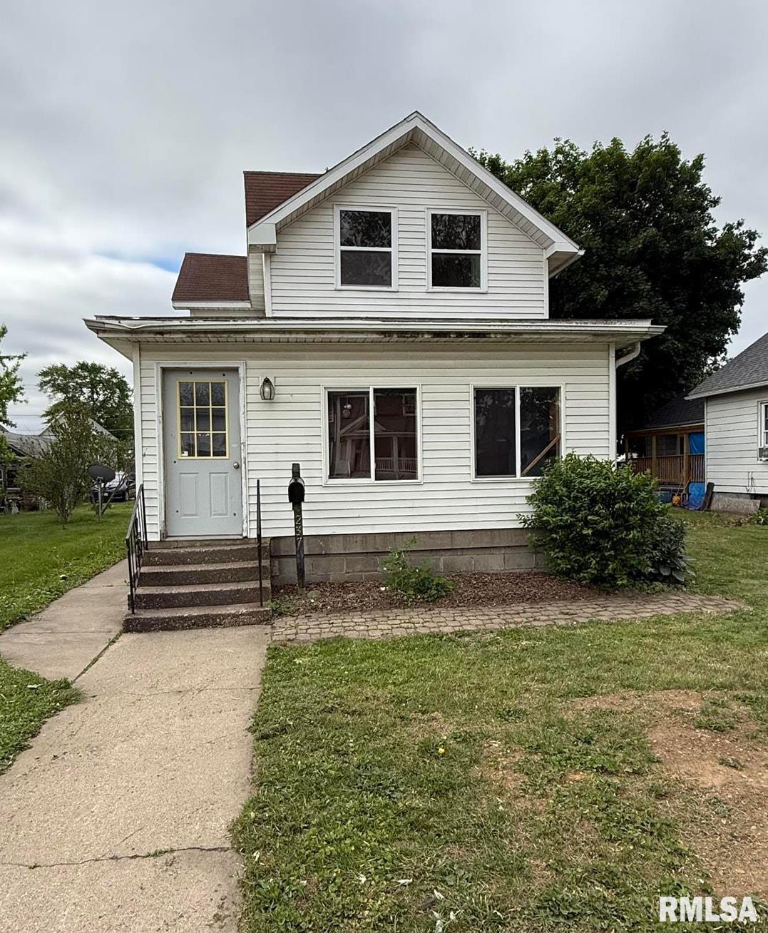 237 1st Avenue, Clinton, Iowa image 1