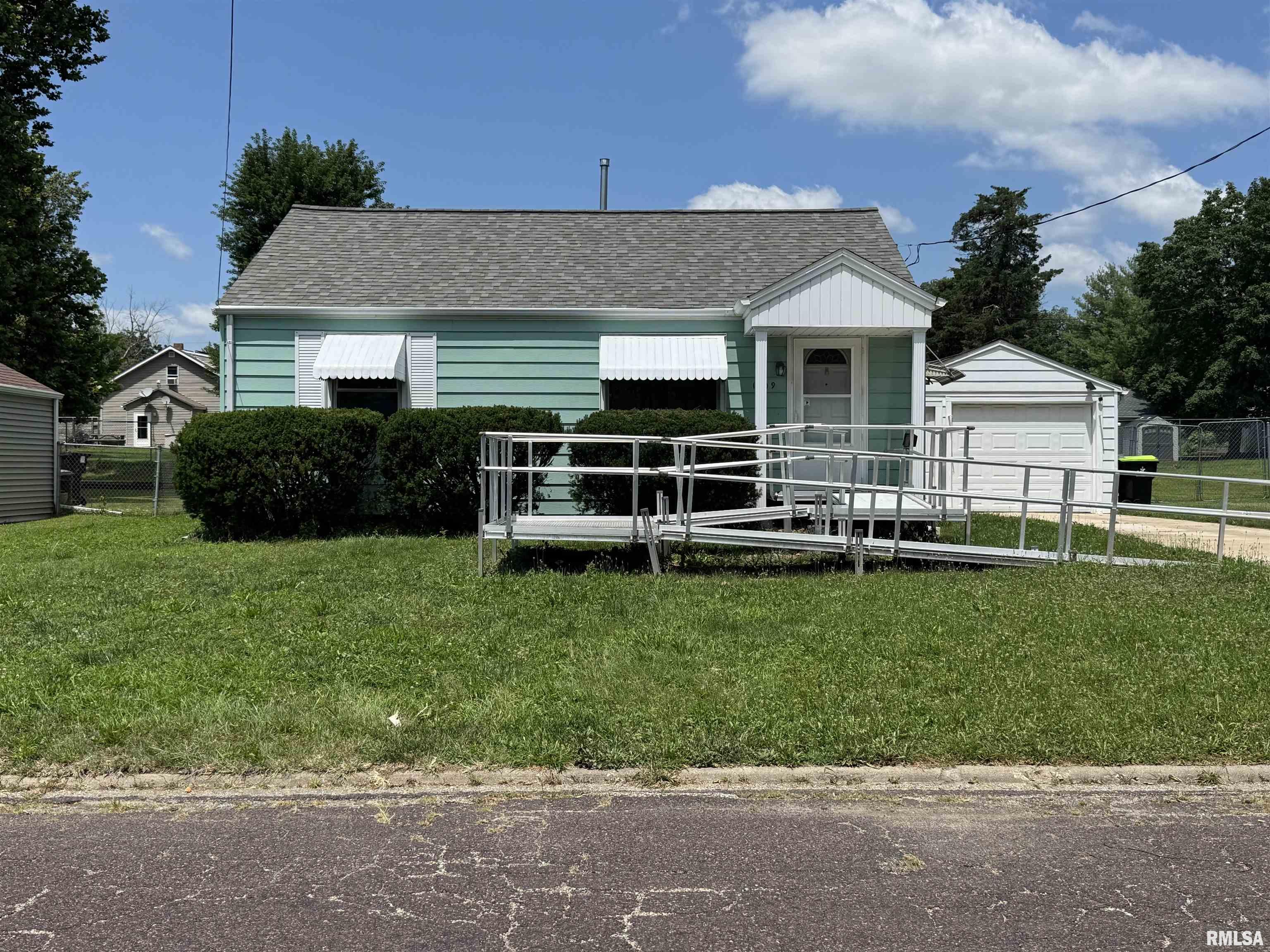 Photo 1 of 1 — 1209 W CRESTWOOD Drive, Peoria, IL 61604