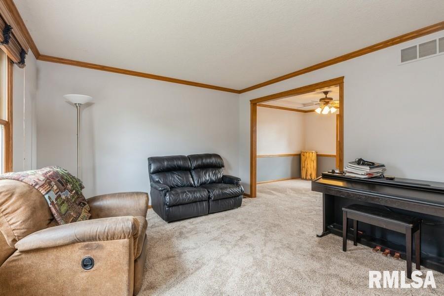 4622 E 49th Court, Davenport, Iowa image 2
