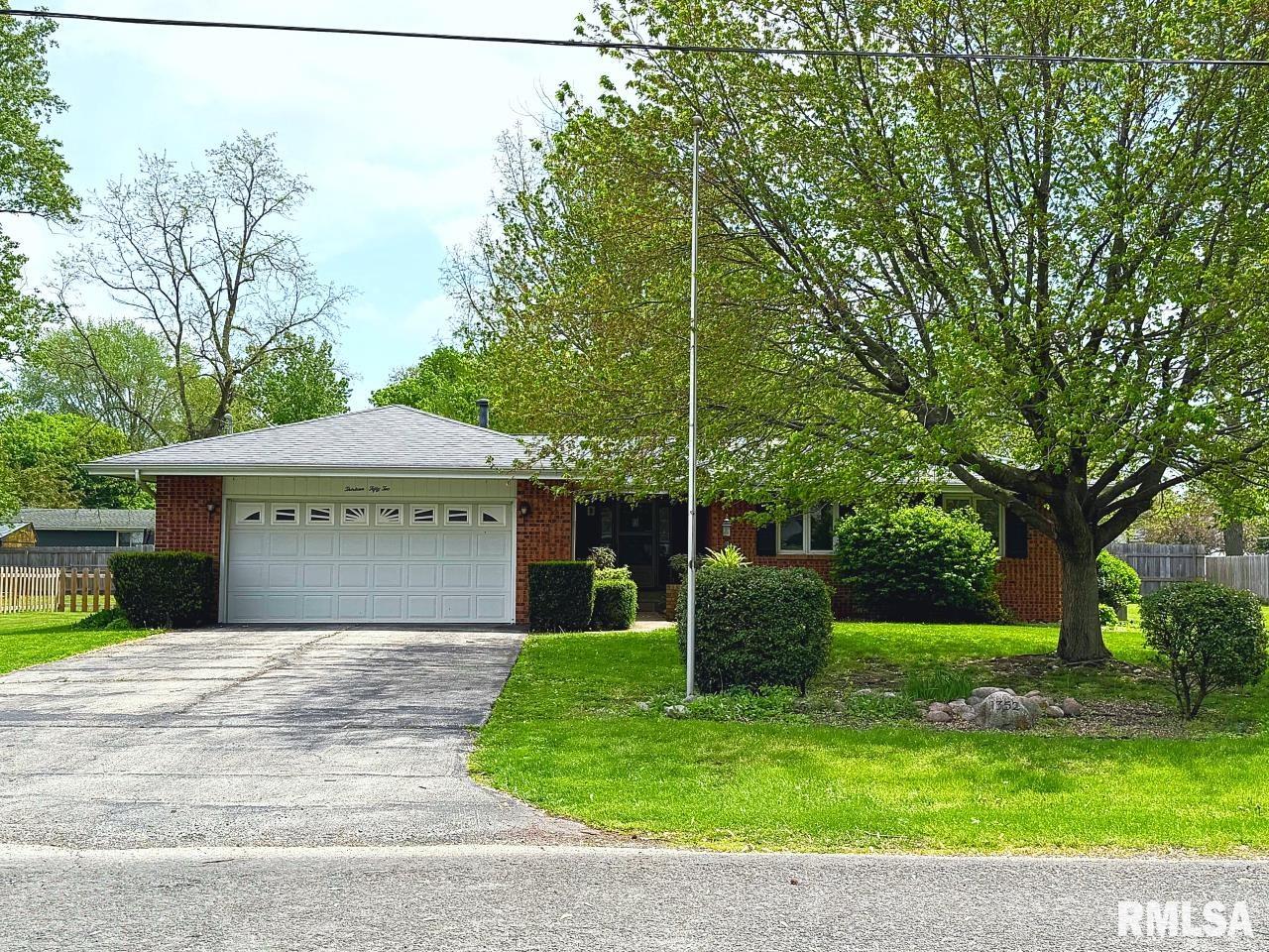 1352 N Lawrence Avenue, Taylorville, Illinois image 1