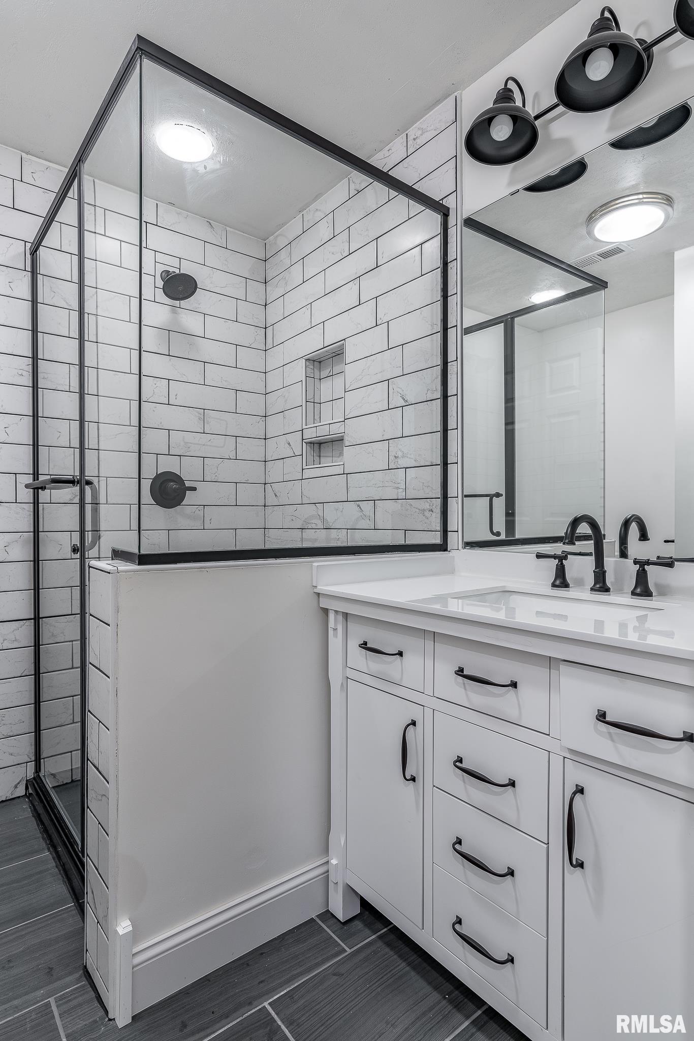 3233 Somerset Drive, Bettendorf, Iowa image 22