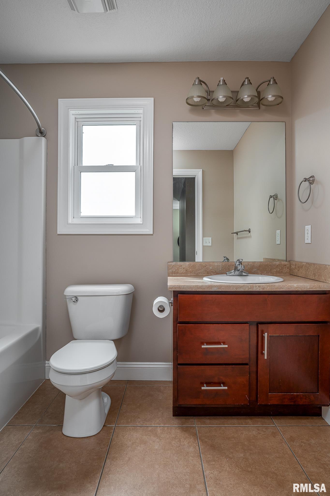 3233 Somerset Drive, Bettendorf, Iowa image 18