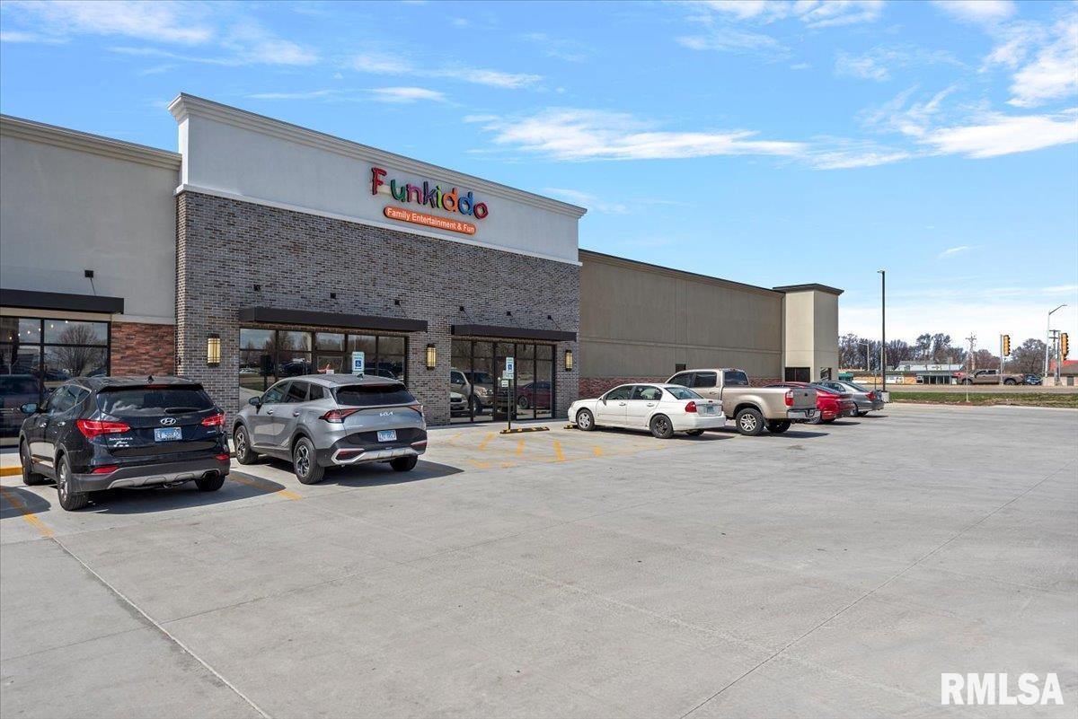 Photo 1 of 17 — 3101 S MACARTHUR Boulevard End-Cap, Springfield, IL 62704