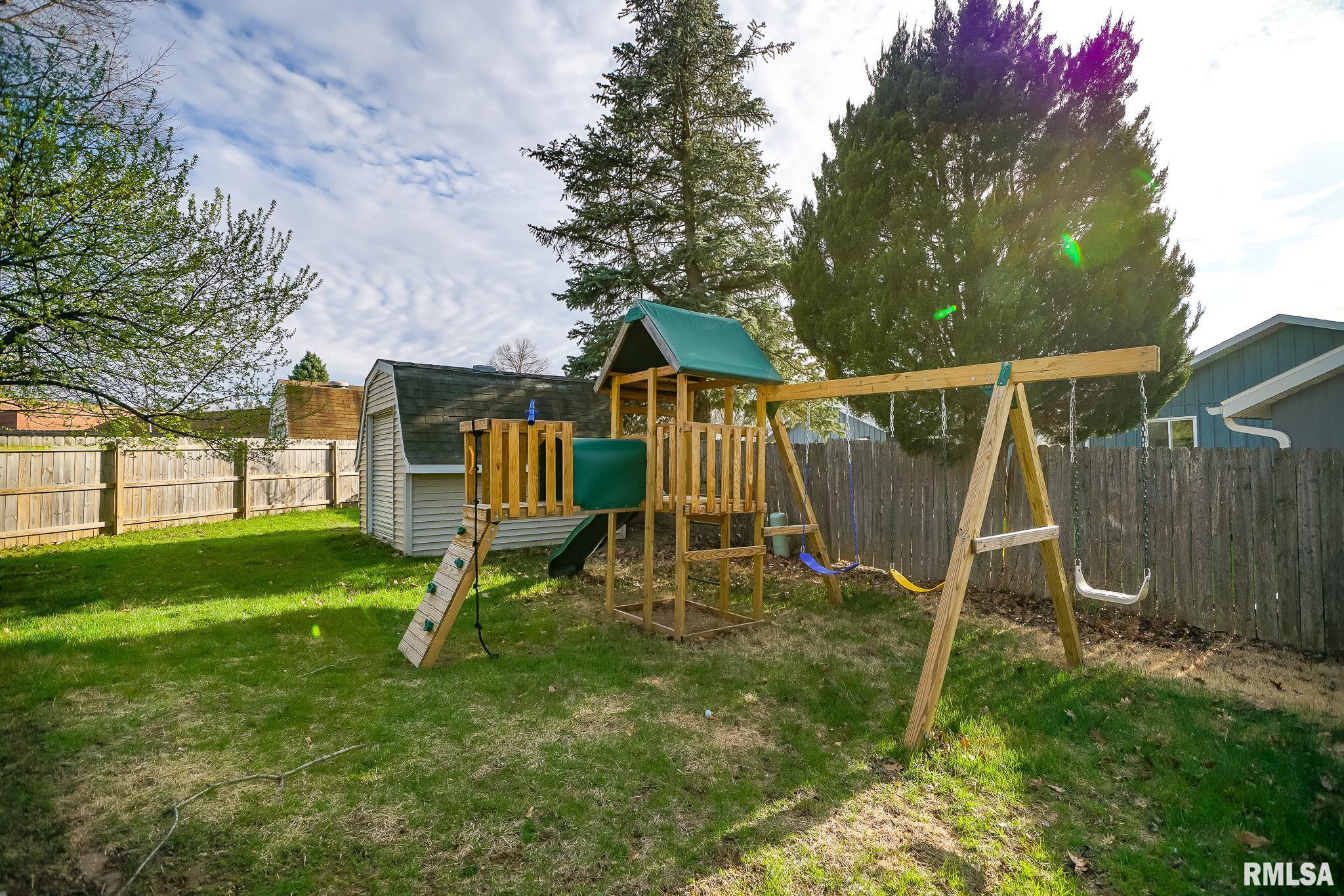 2404 Holly Drive, Pekin, Illinois image 32