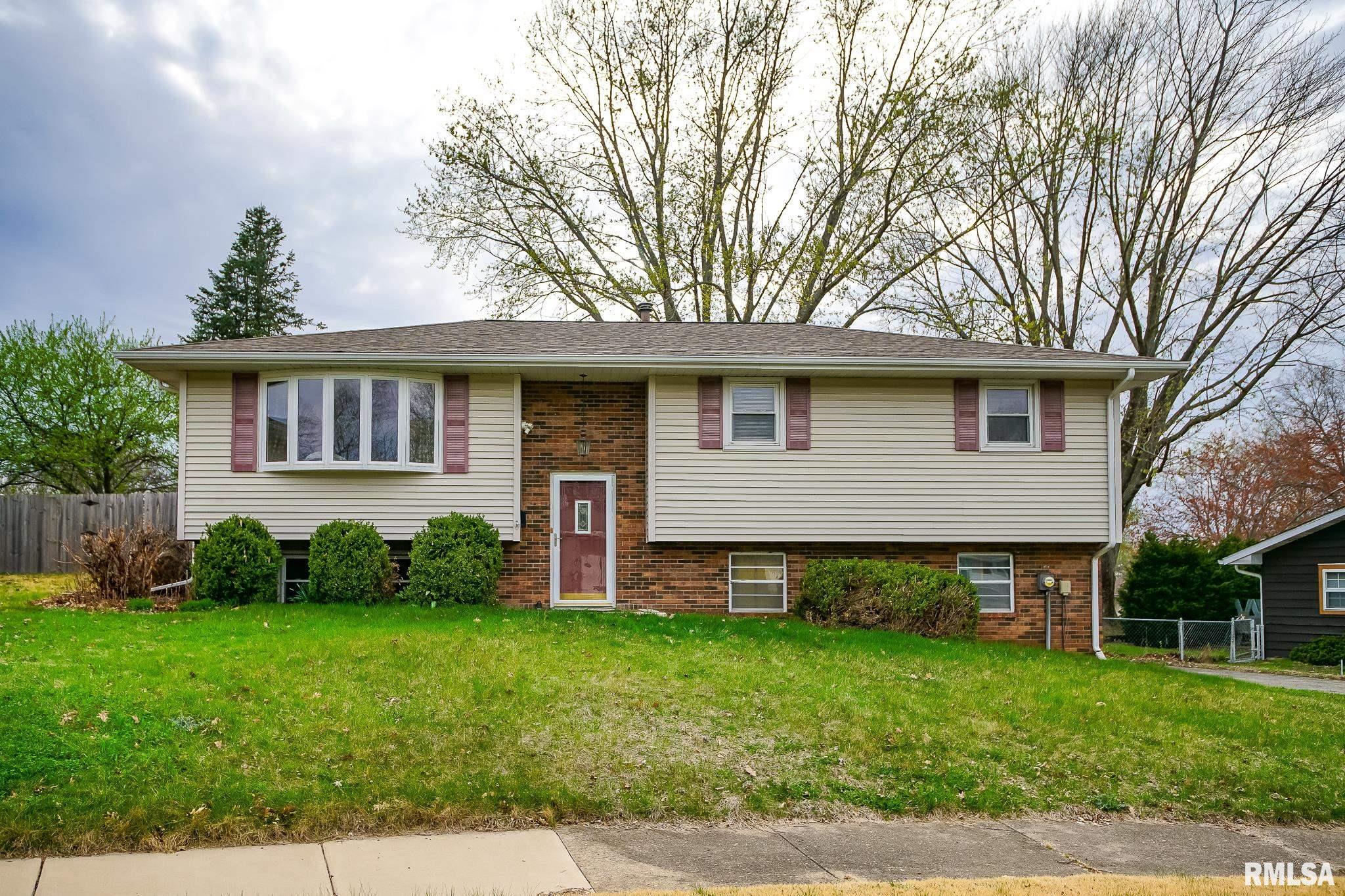 2404 Holly Drive, Pekin, Illinois image 3