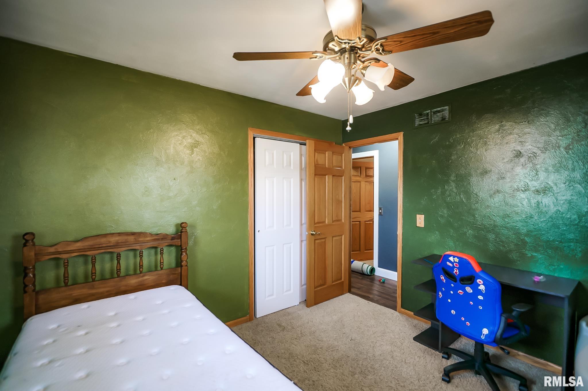 2404 Holly Drive, Pekin, Illinois image 18