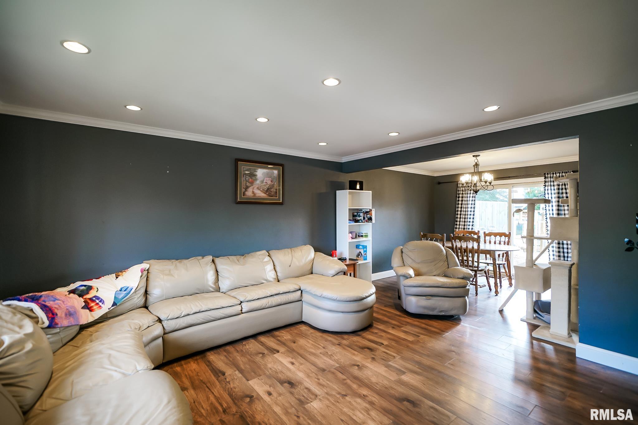 2404 Holly Drive, Pekin, Illinois image 6