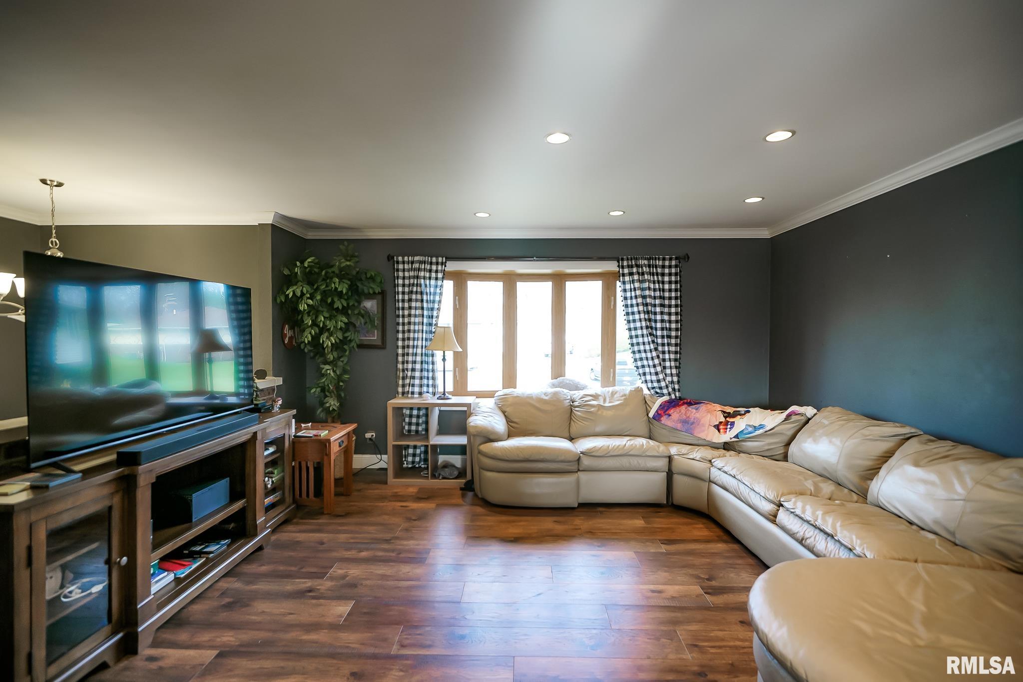 2404 Holly Drive, Pekin, Illinois image 7