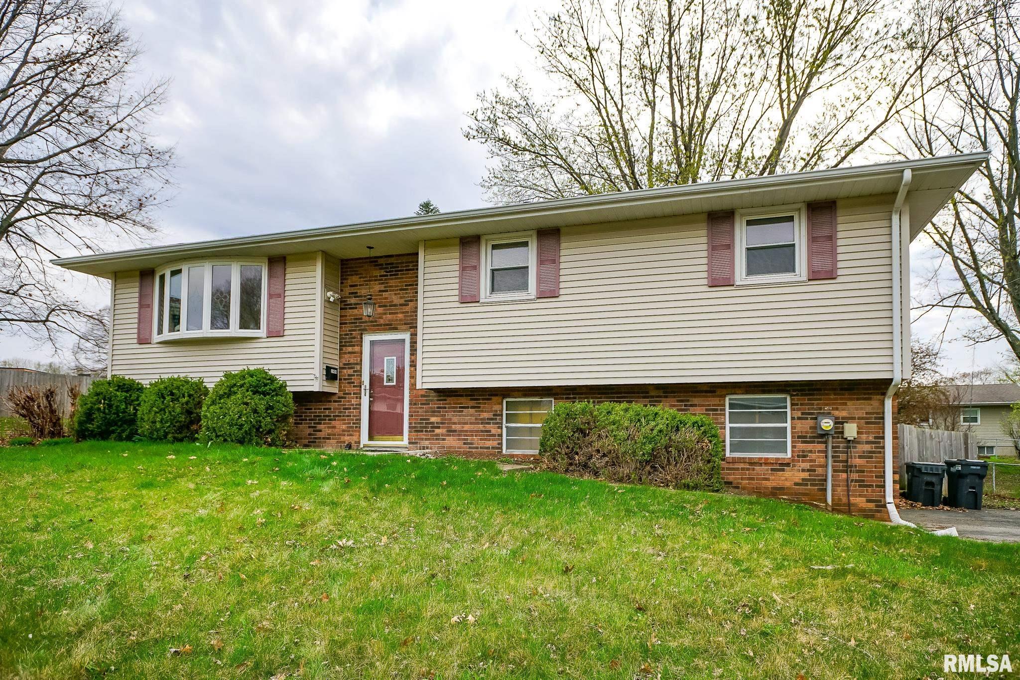 2404 Holly Drive, Pekin, Illinois image 2