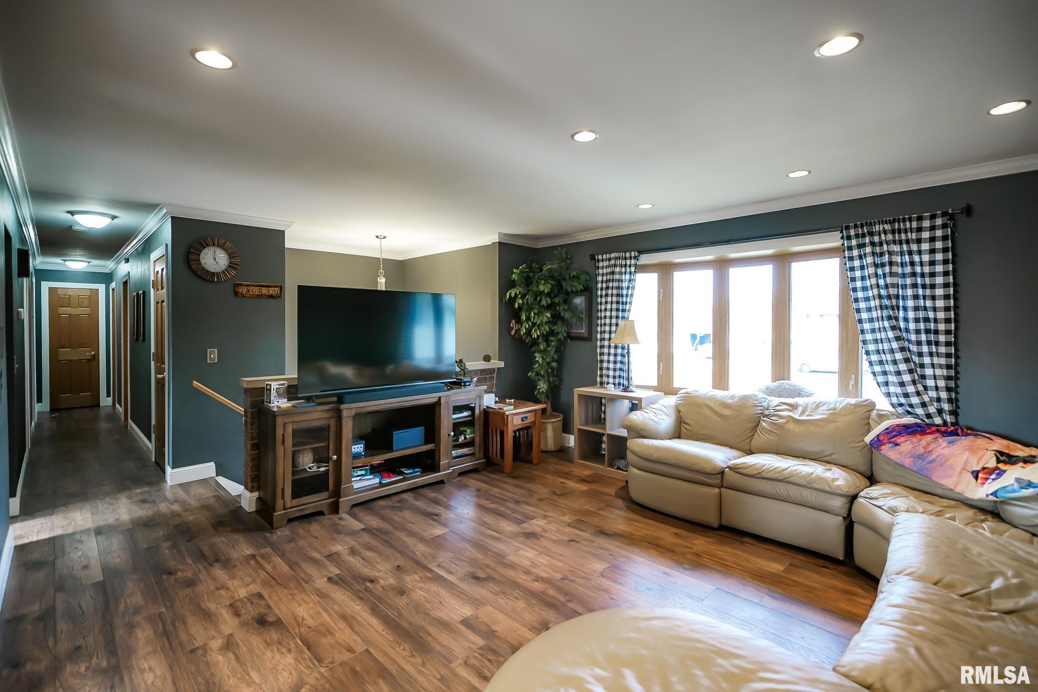 2404 Holly Drive, Pekin, Illinois image 5