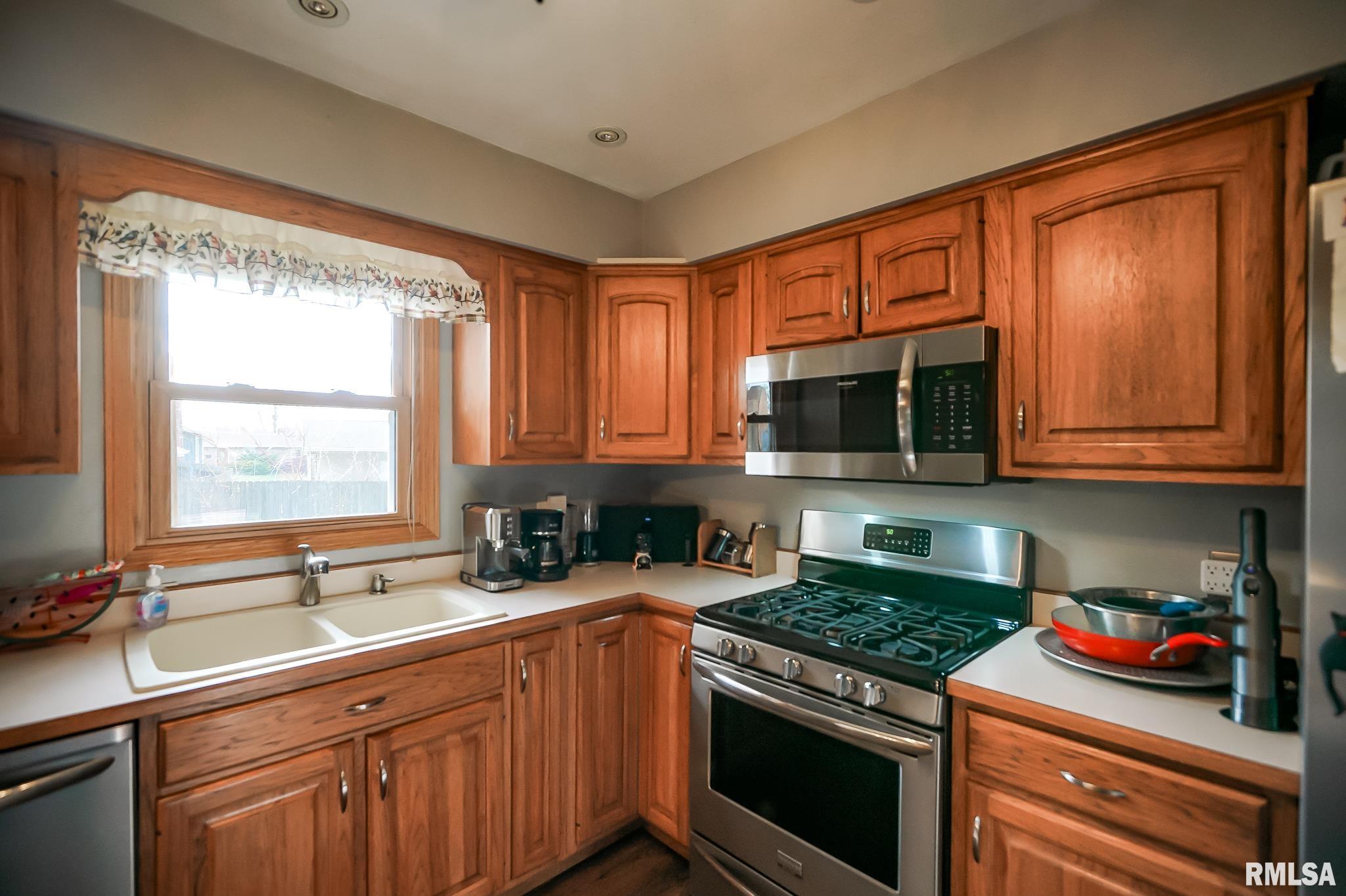 2404 Holly Drive, Pekin, Illinois image 10
