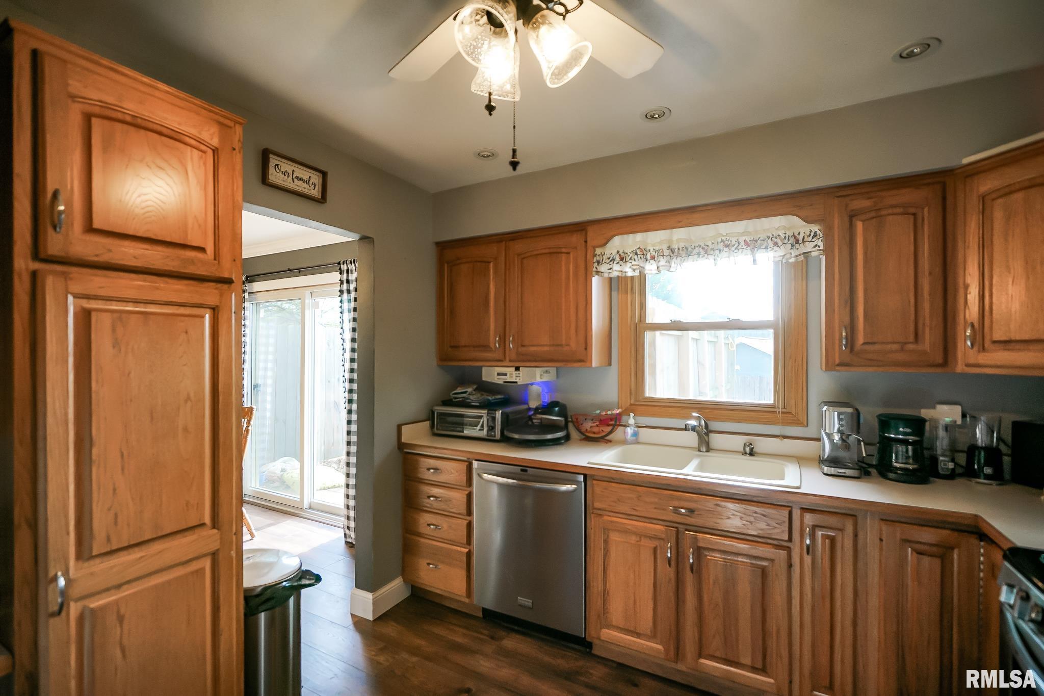 2404 Holly Drive, Pekin, Illinois image 11