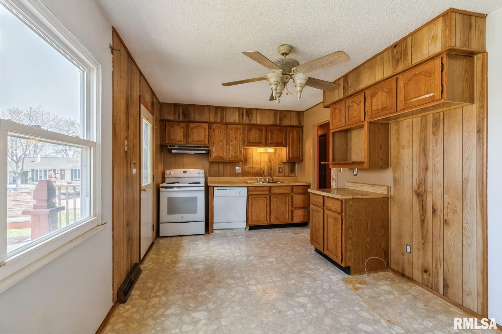 1606 Middle Road, Camanche, Iowa image 9