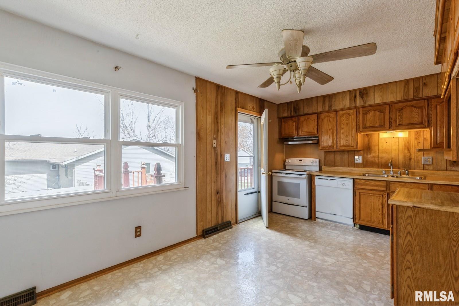 1606 Middle Road, Camanche, Iowa image 8