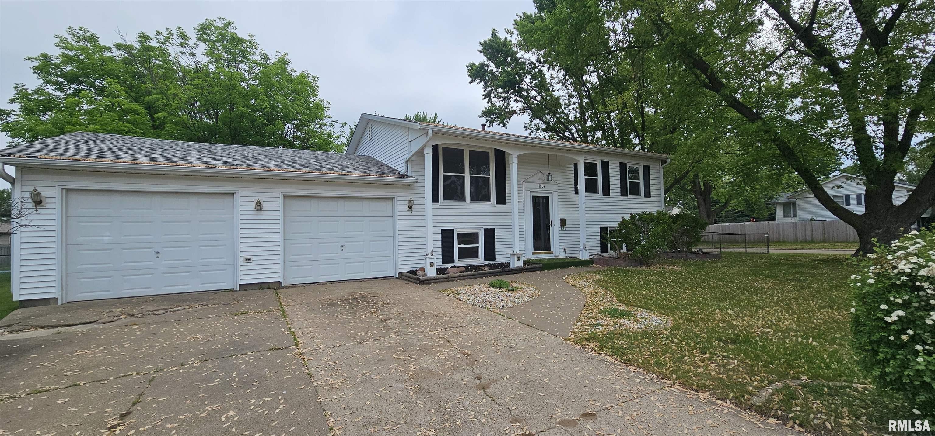 1606 Middle Road, Camanche, Iowa image 1