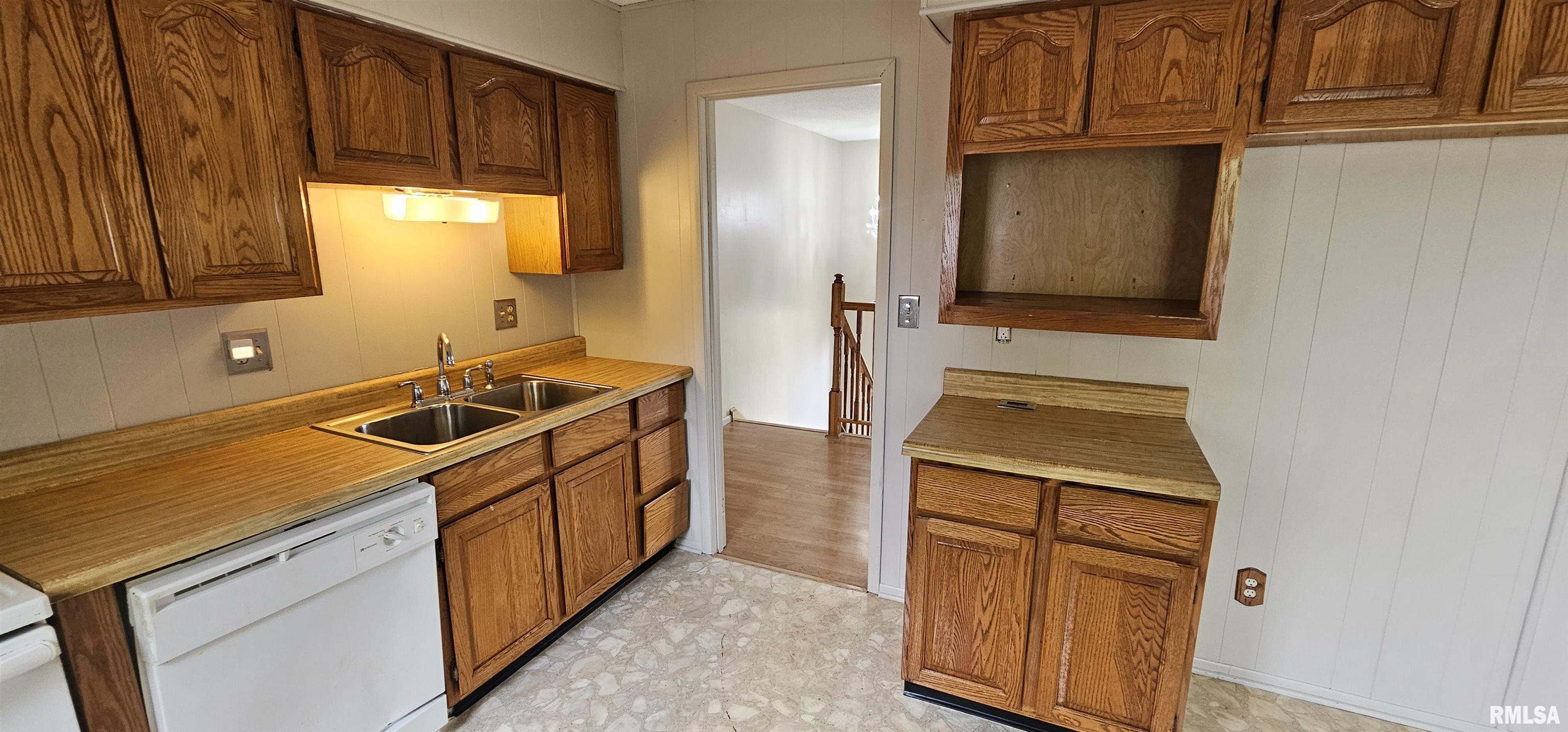1606 Middle Road, Camanche, Iowa image 11