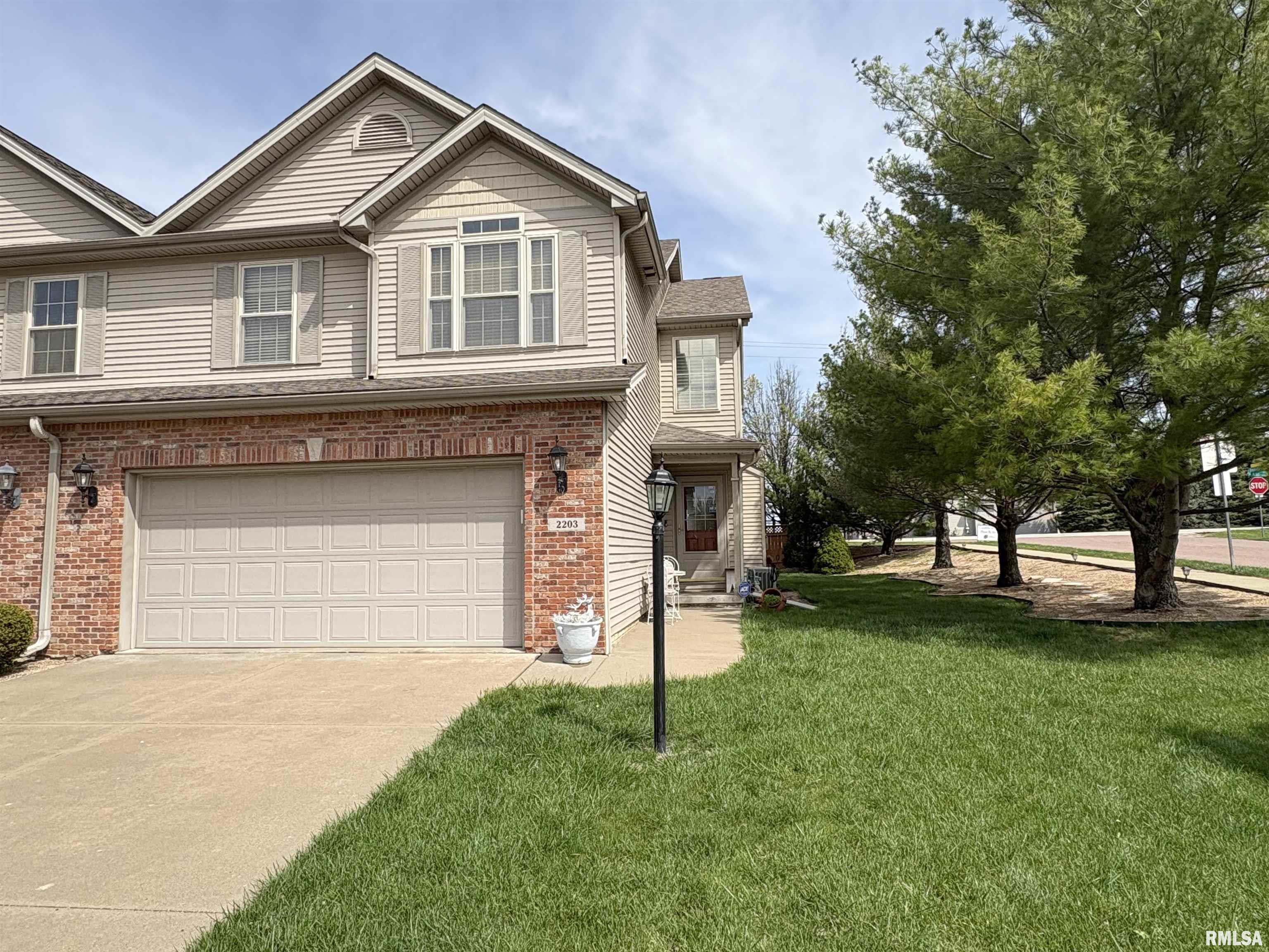 2203 W Kenfield Court, Peoria, Illinois image 1