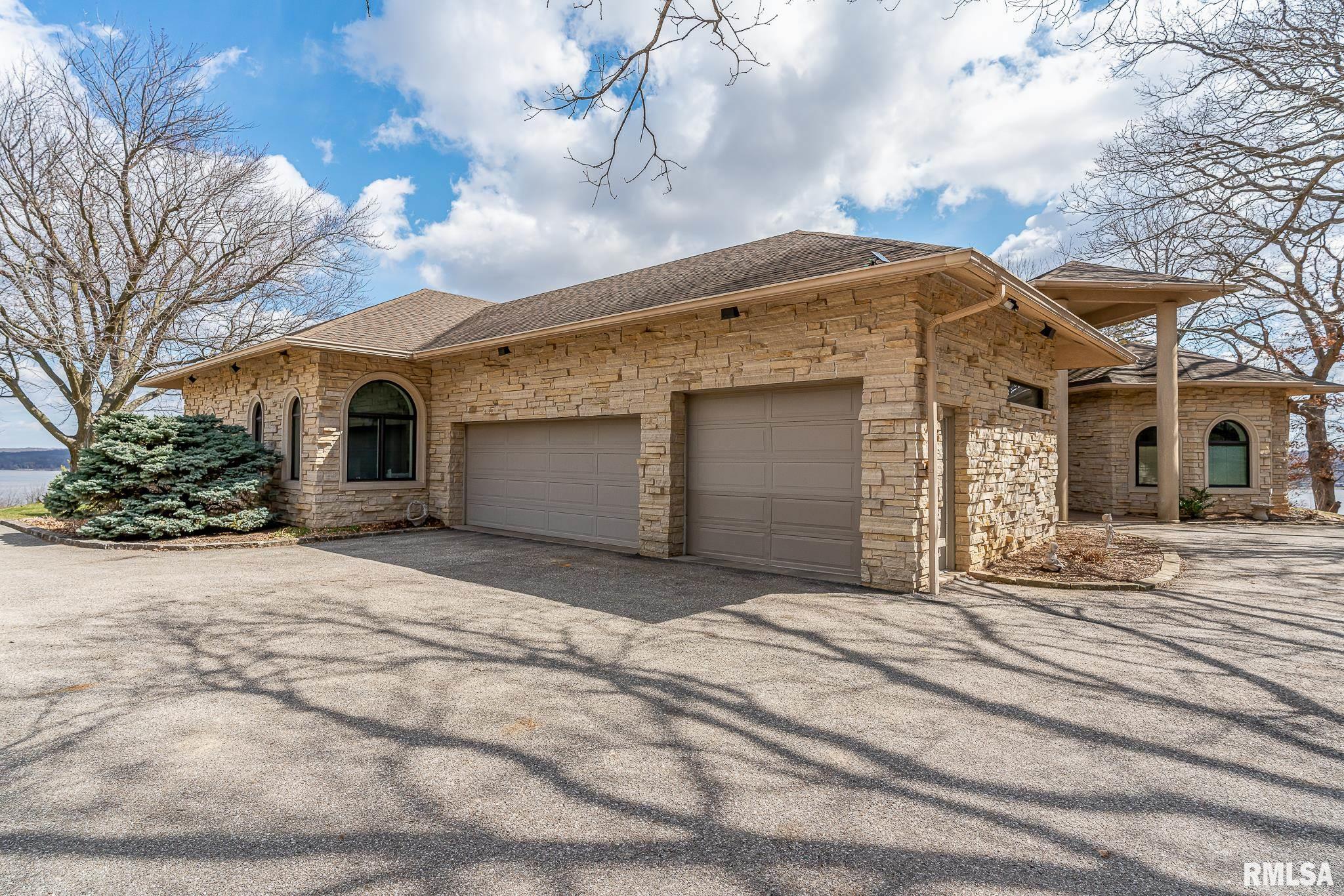 28176 226th Street, Le Claire, Iowa image 7