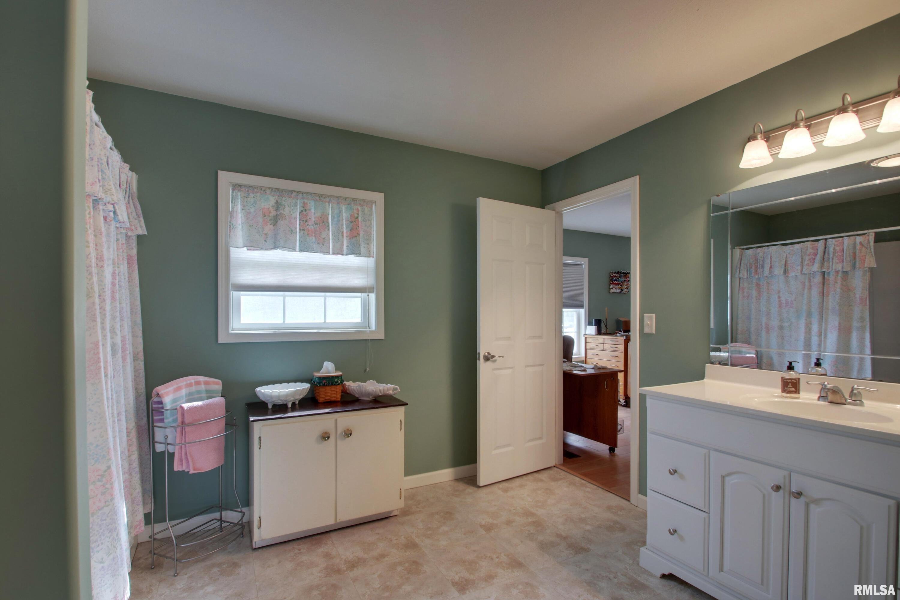 900 Lucinda Lane, Quincy, Illinois image 13