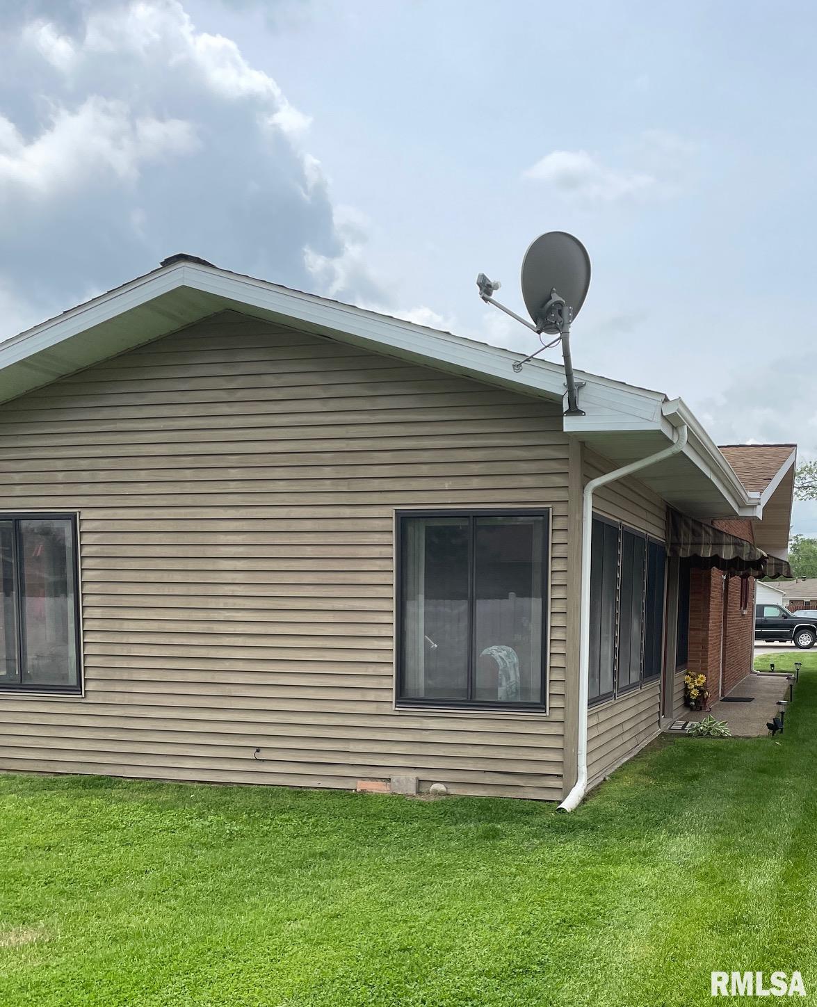 108 College Drive, Carmi, Illinois image 2
