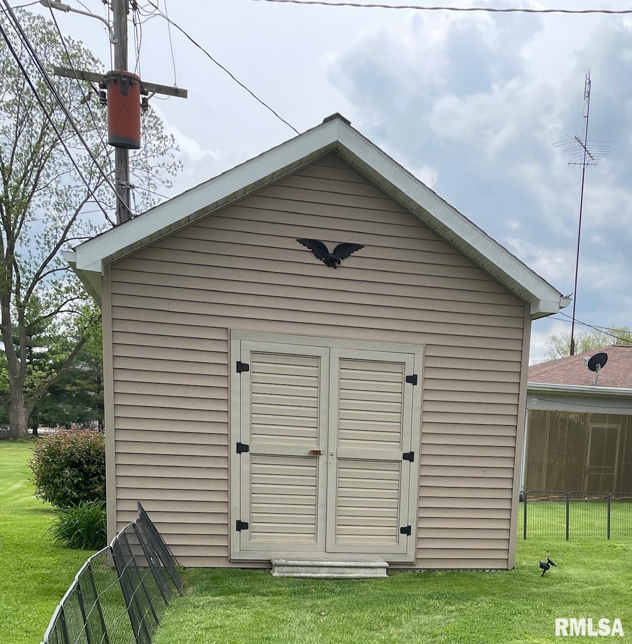 108 College Drive, Carmi, Illinois image 3
