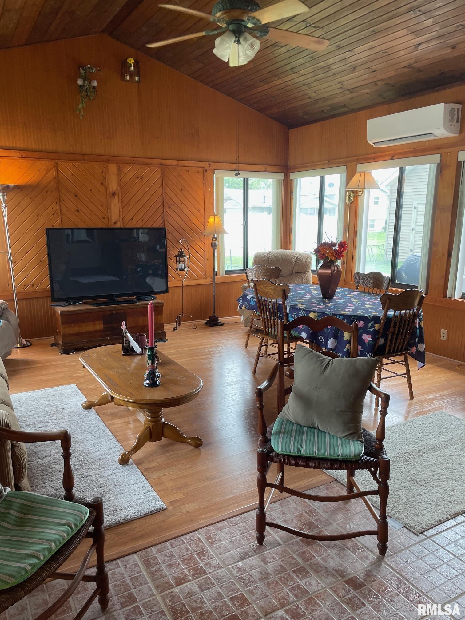 108 College Drive, Carmi, Illinois image 5