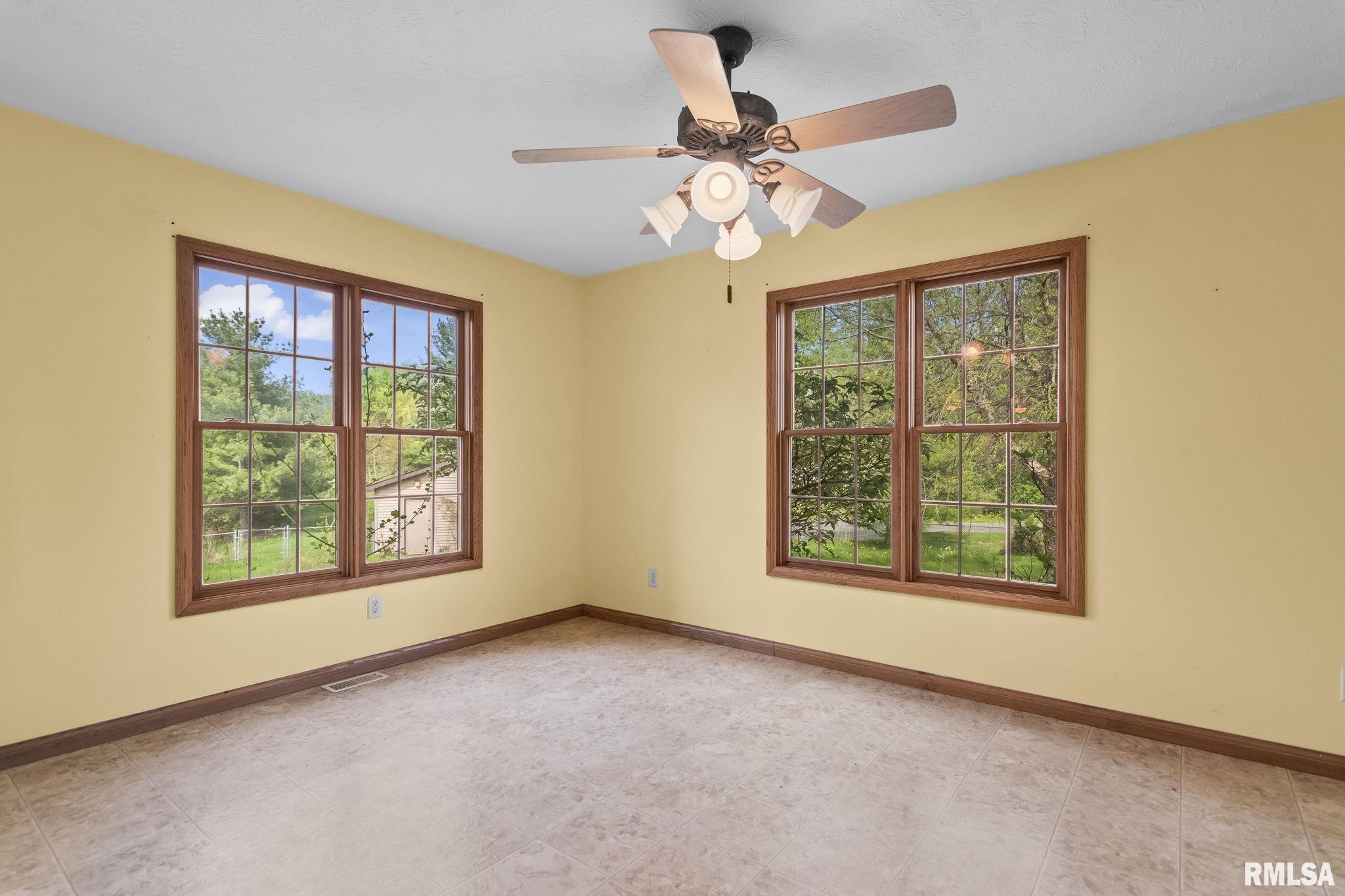 8687 Hilltop Court, Dawson, Illinois image 12