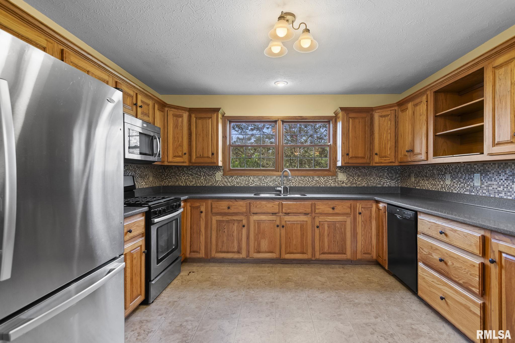 8687 Hilltop Court, Dawson, Illinois image 14