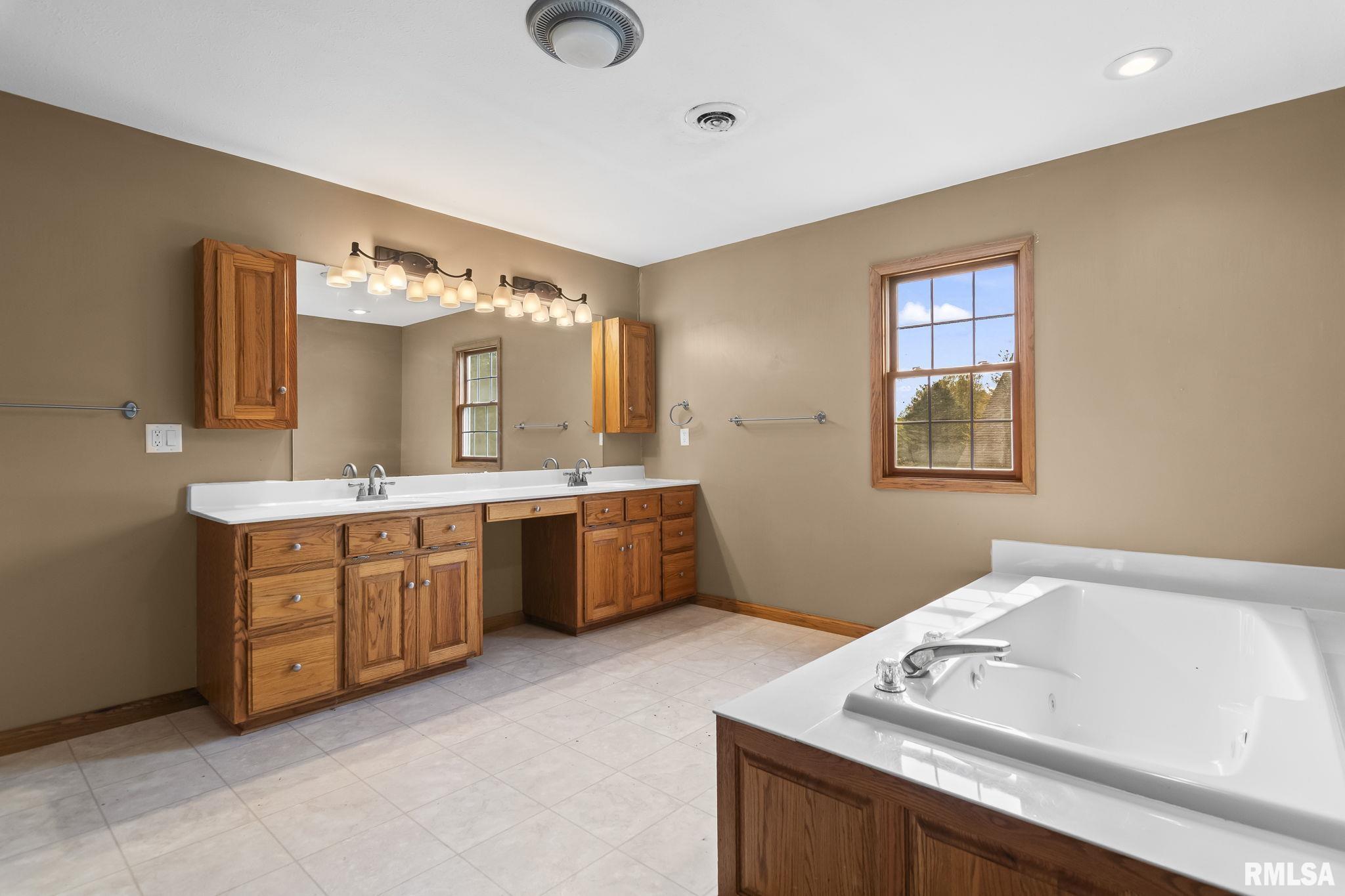 8687 Hilltop Court, Dawson, Illinois image 30