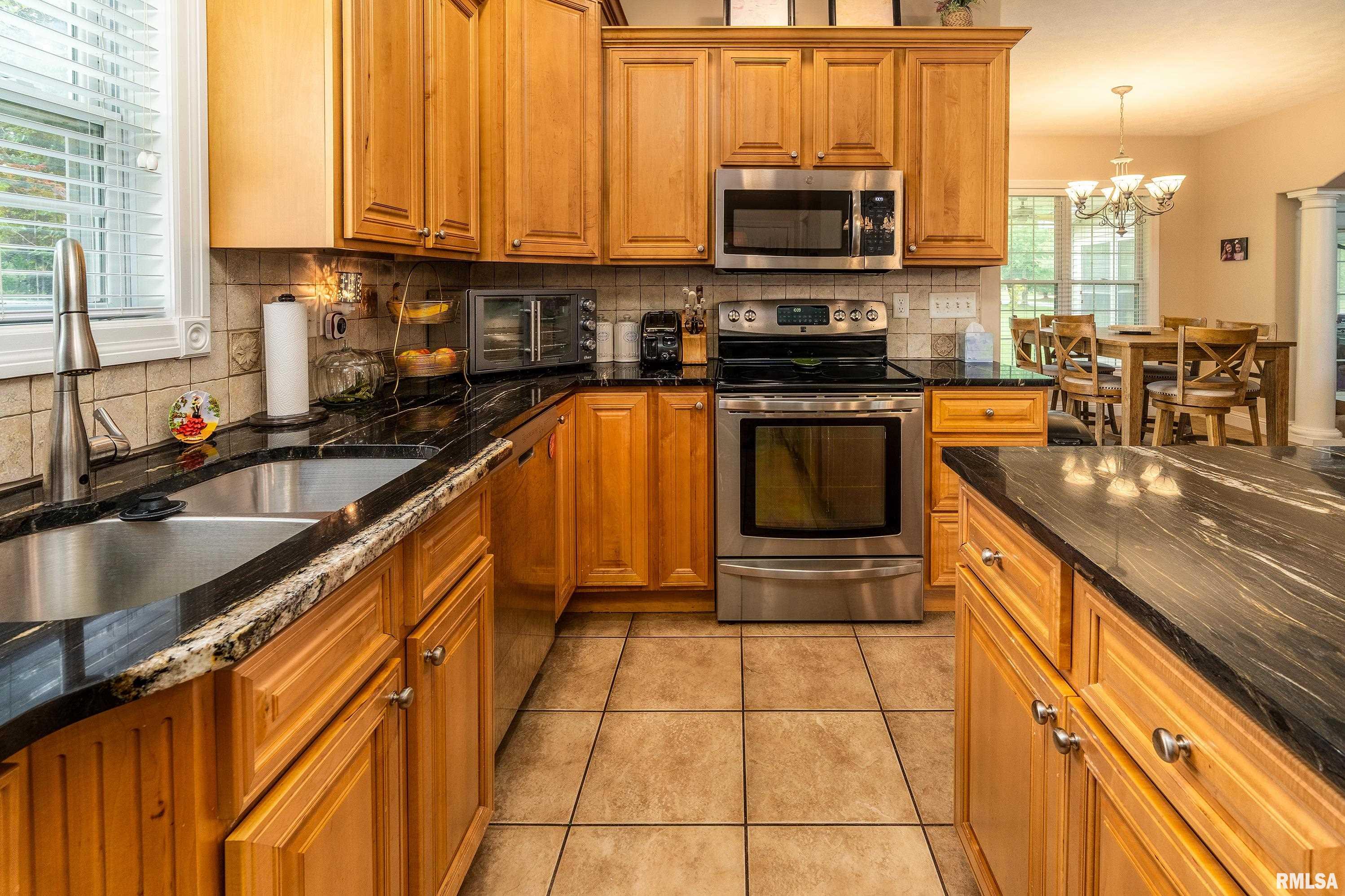 1404 Belle Terre Court, Herrin, Illinois image 12