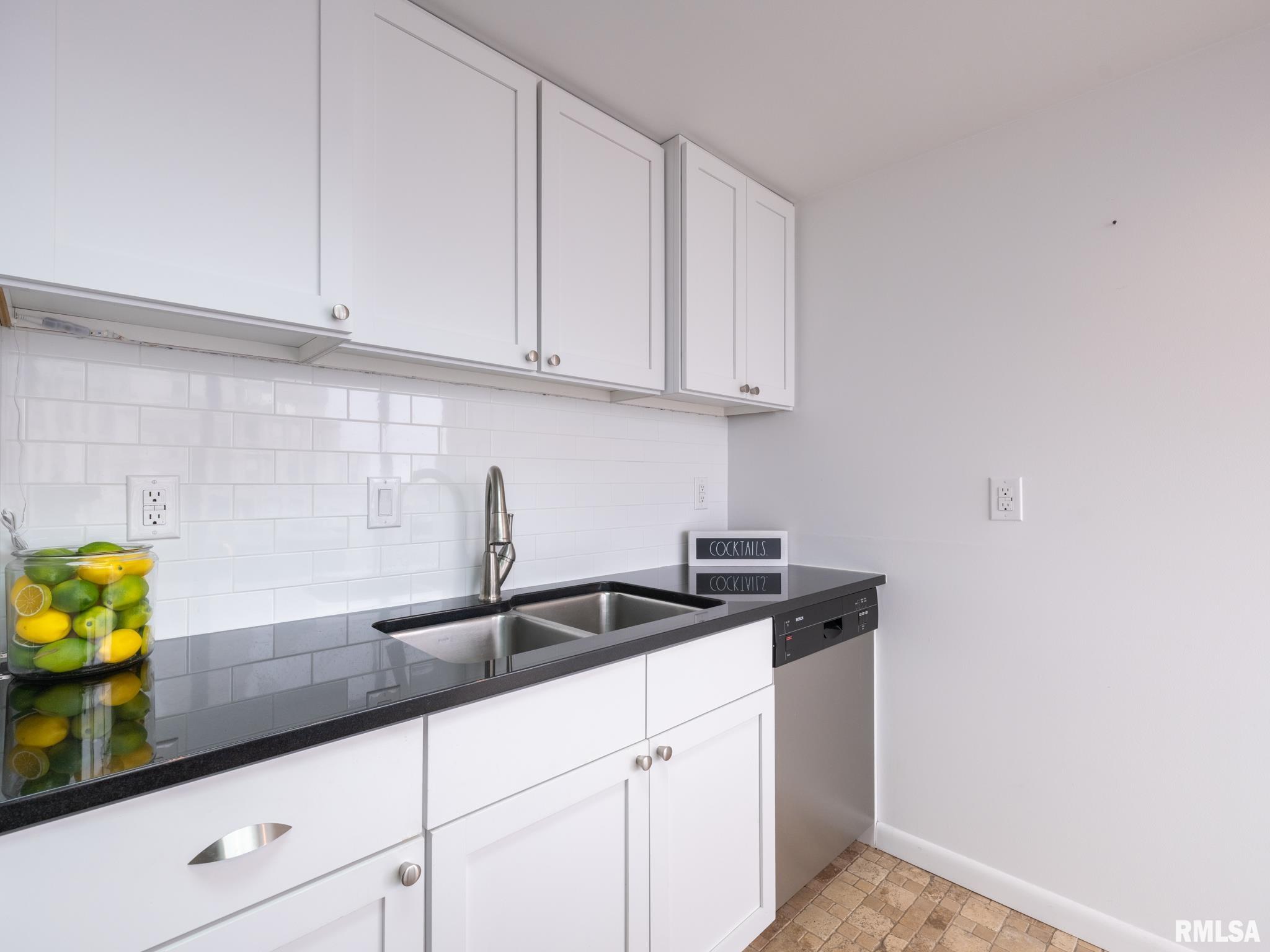 123 SW Jefferson Avenue #E17NE, Peoria, Illinois image 26
