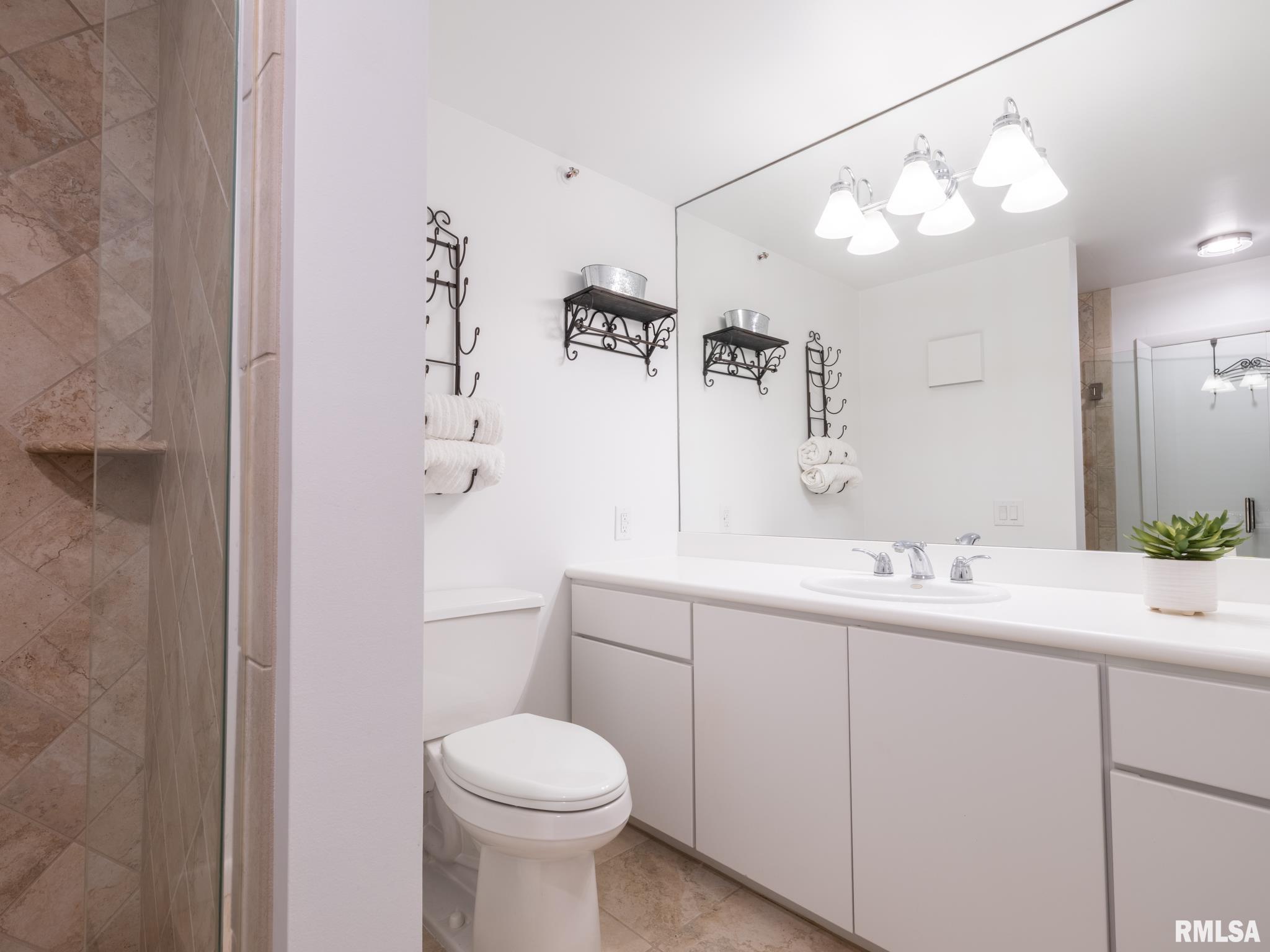 123 SW Jefferson Avenue #E17NE, Peoria, Illinois image 28