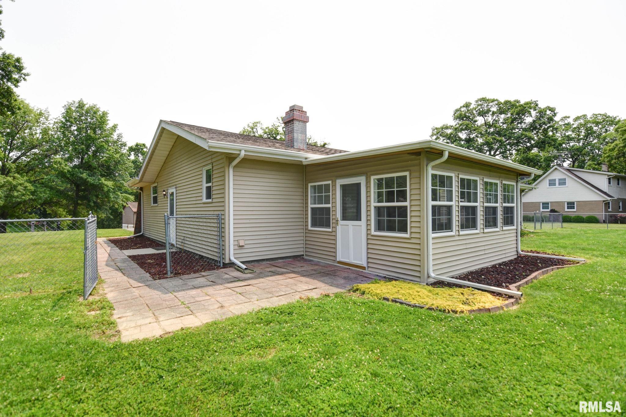 3519 E Lakeshore Drive, Taylorville, Illinois image 4