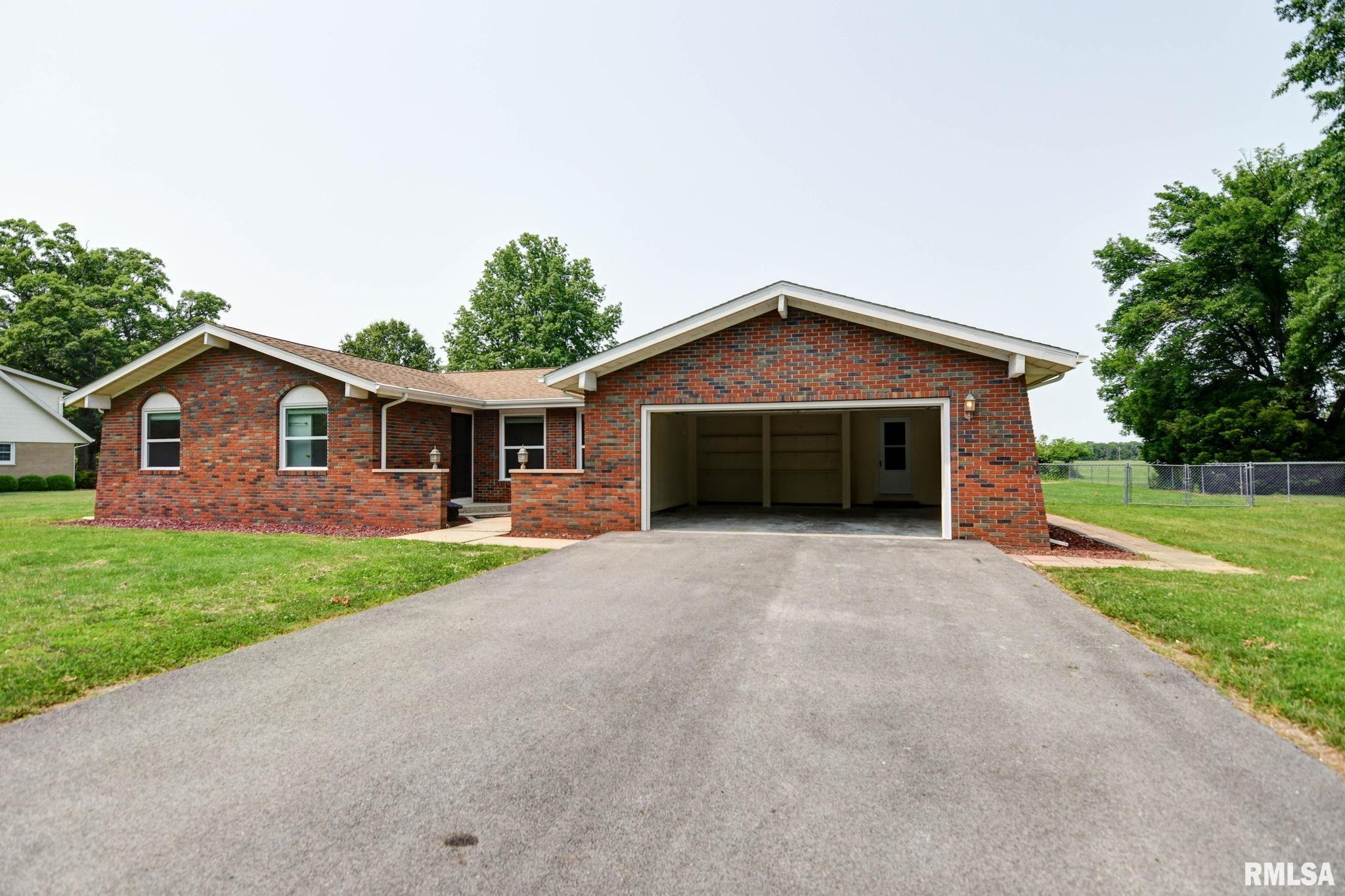 3519 E Lakeshore Drive, Taylorville, Illinois image 1
