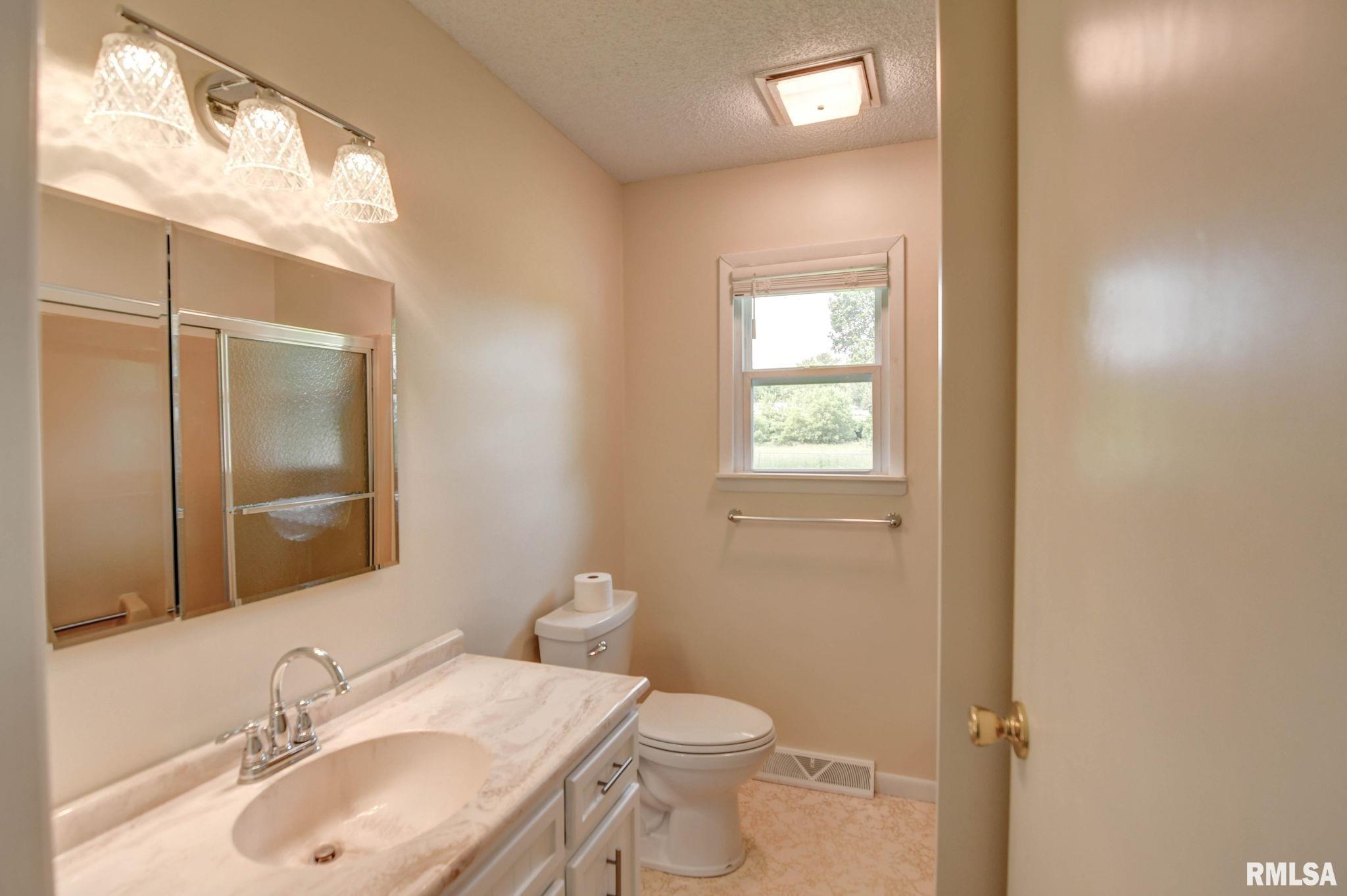 3519 E Lakeshore Drive, Taylorville, Illinois image 44