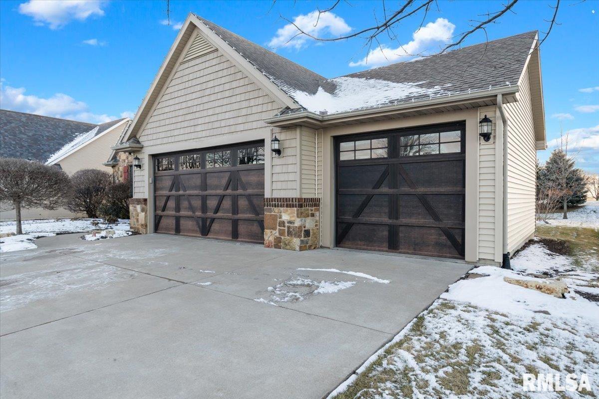 6862 Summerfield Drive, Bettendorf, Iowa image 3