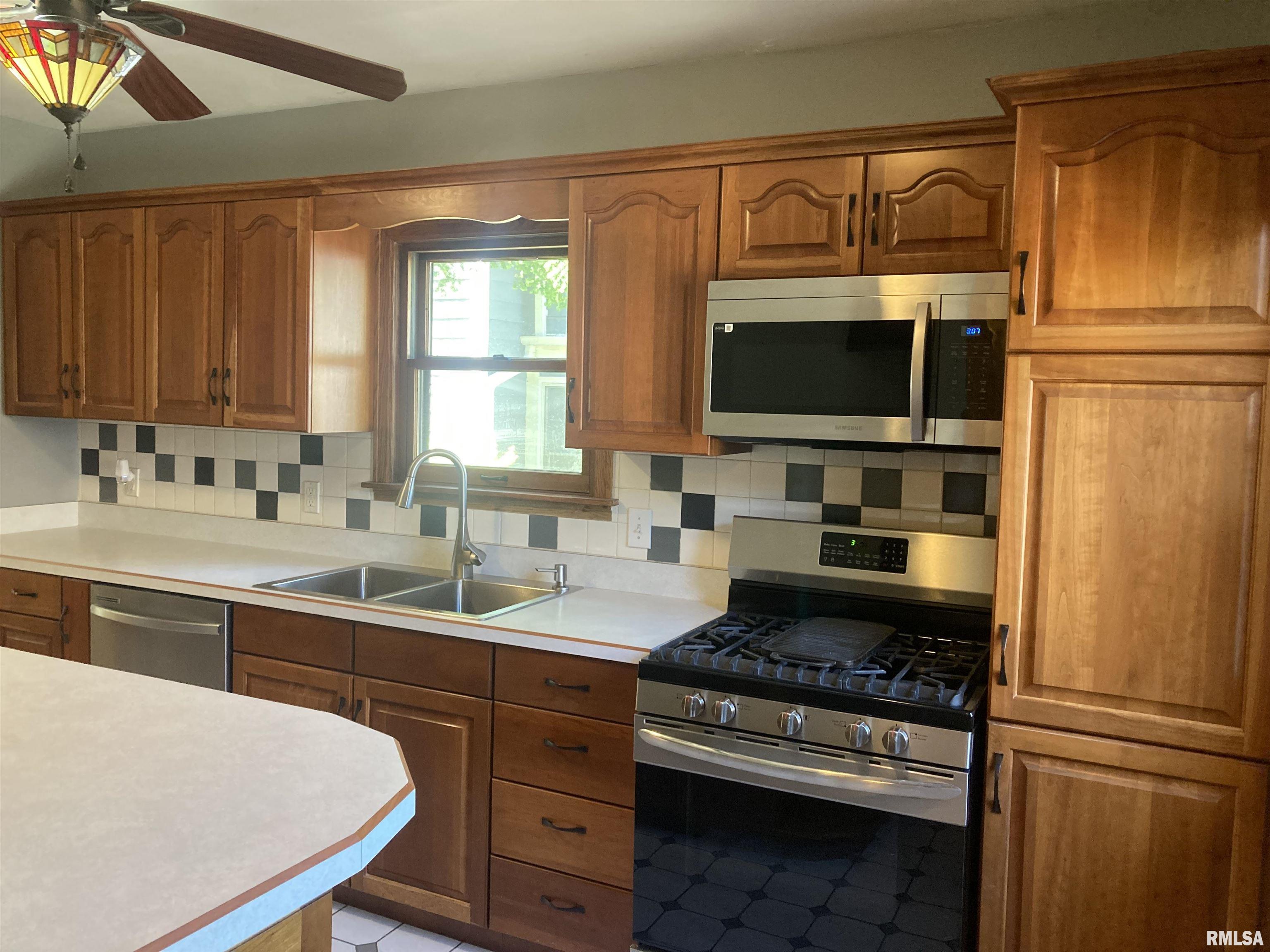 2556 30th Street, Moline, Illinois image 10