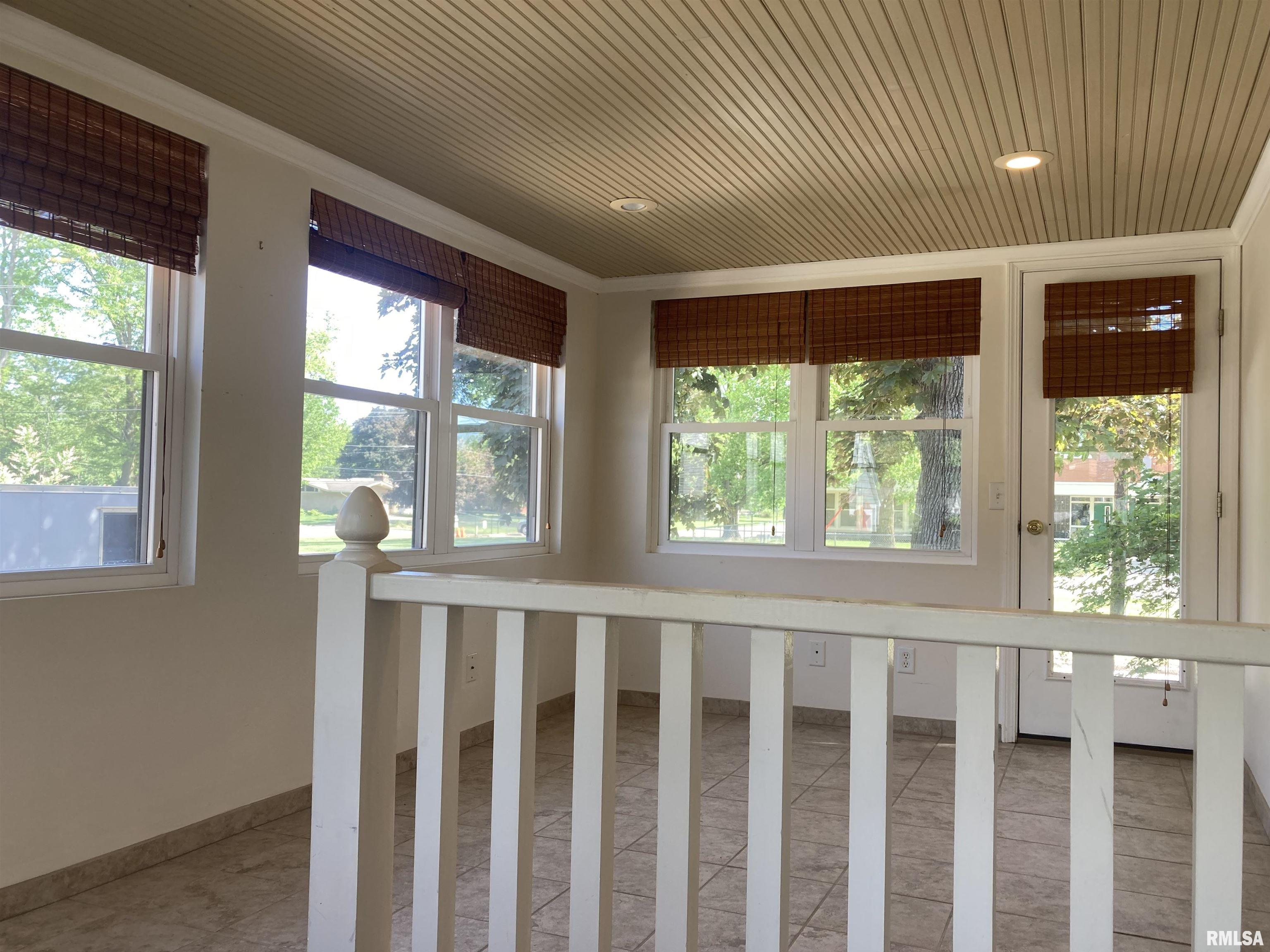 2556 30th Street, Moline, Illinois image 24