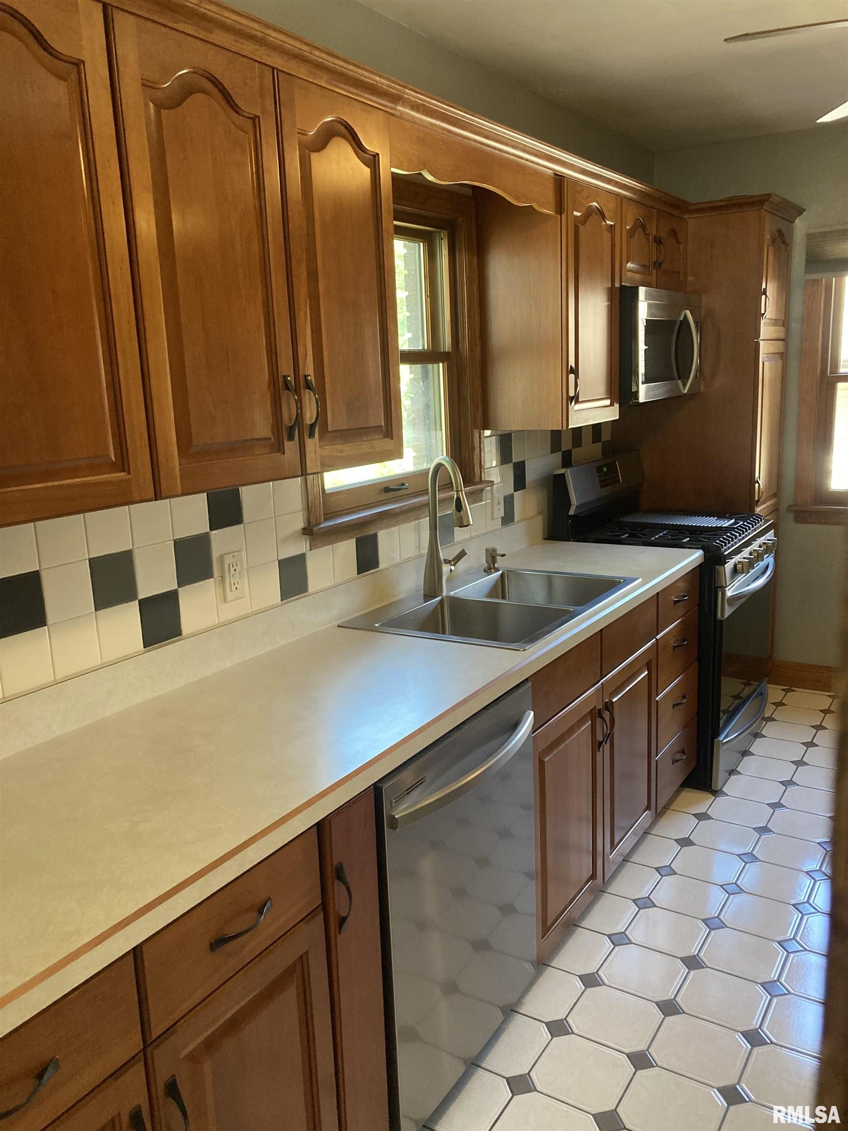 2556 30th Street, Moline, Illinois image 11